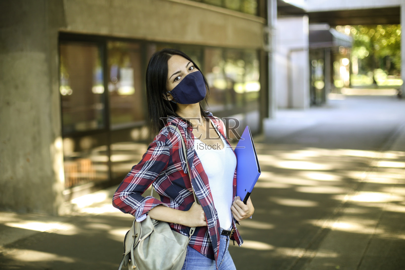 戴口罩的学生照片摄影图片