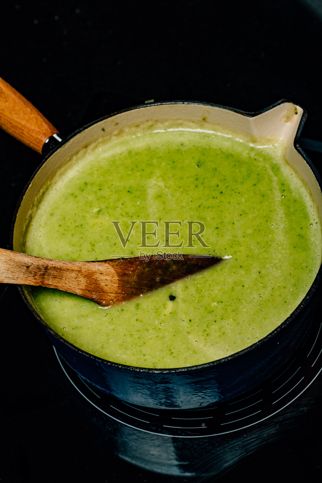 准备花椰菜汤,加点芝士照片摄影图片