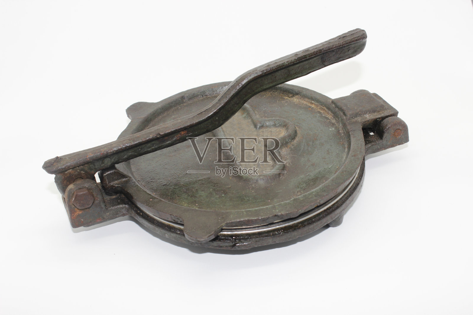 白色背景上的一张旧的和使用过的烤面包机的图片照片摄影图片