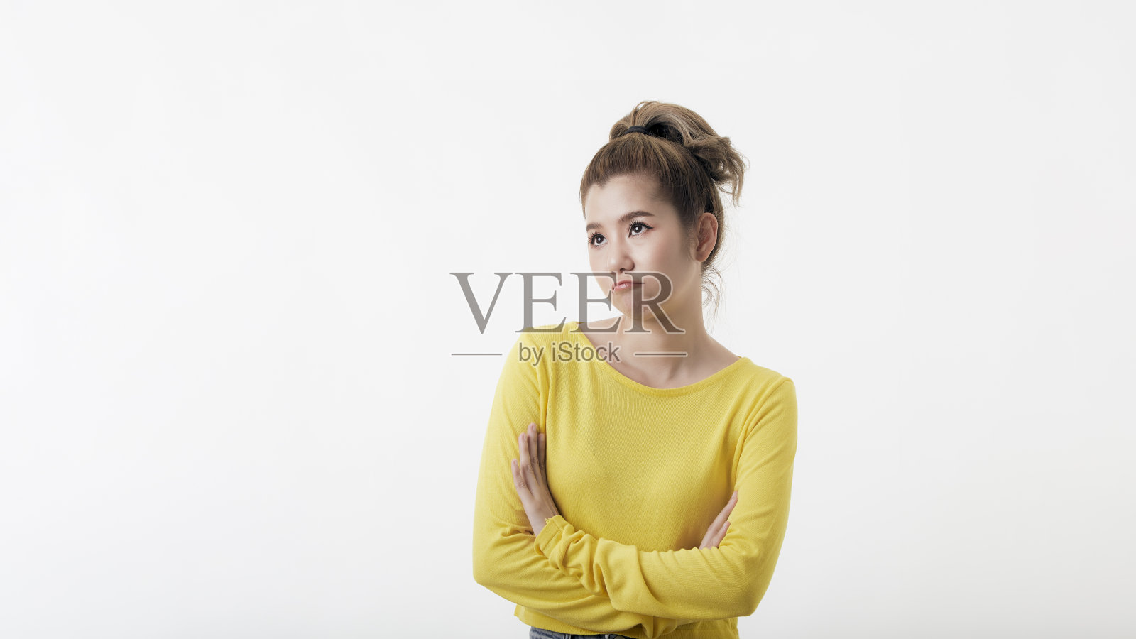 微笑的年轻女子的肖像,双臂交叉照片摄影图片