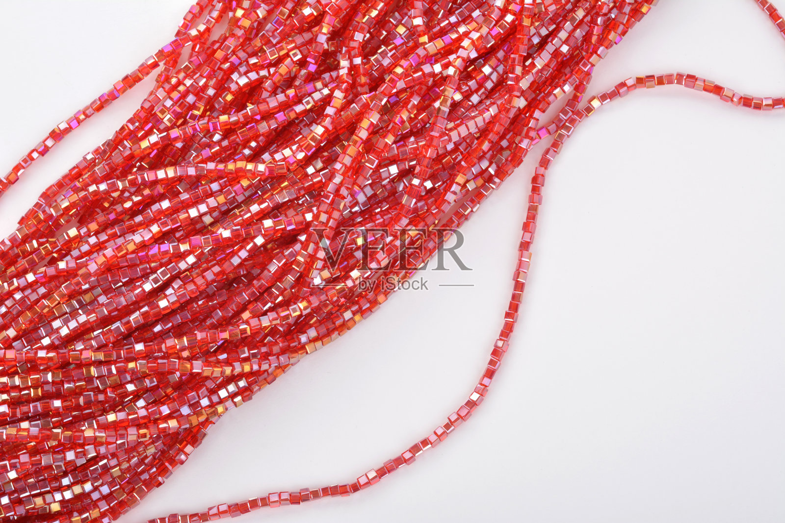 美丽的红色玻璃闪耀水晶Isoalted珠子在白色的背景照片摄影图片