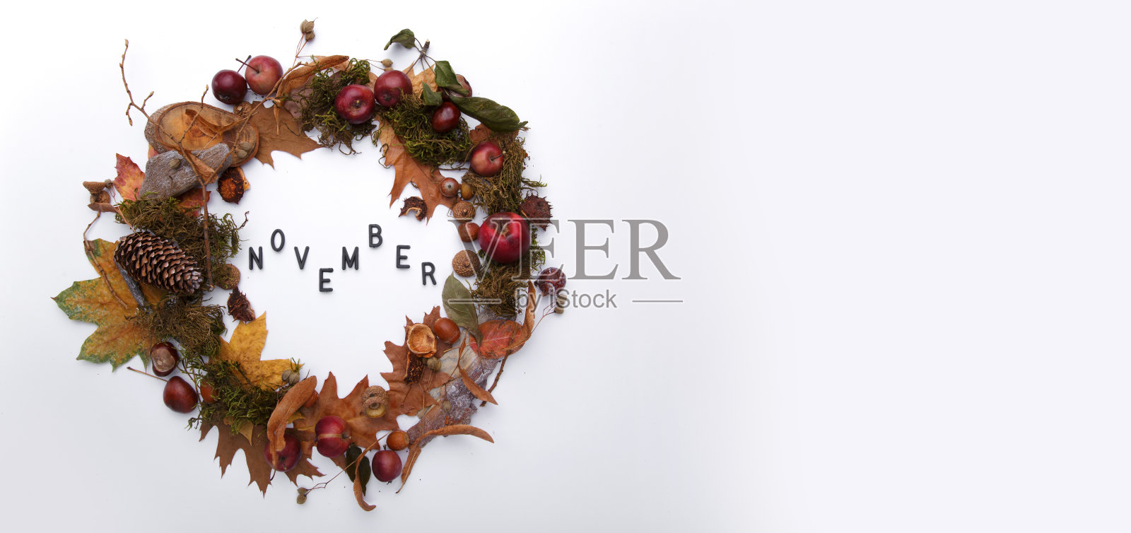 秋季花环与碑文11月在白色的背景照片摄影图片