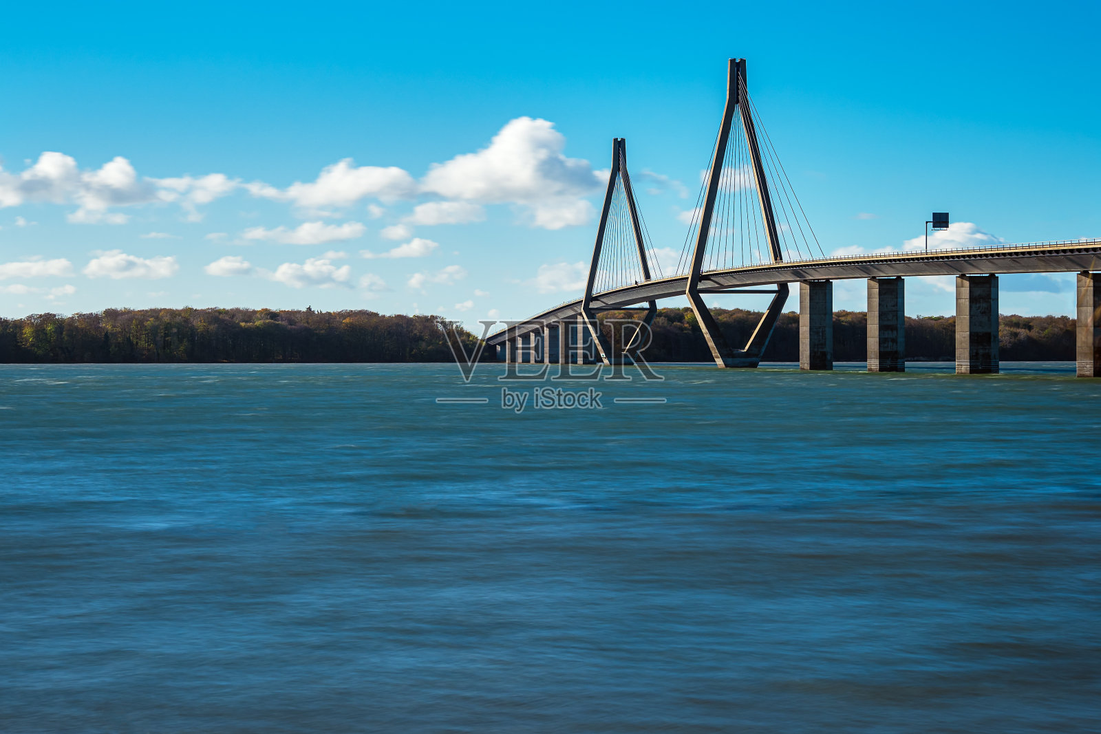 丹麦西兰和法斯特之间的一座桥照片摄影图片