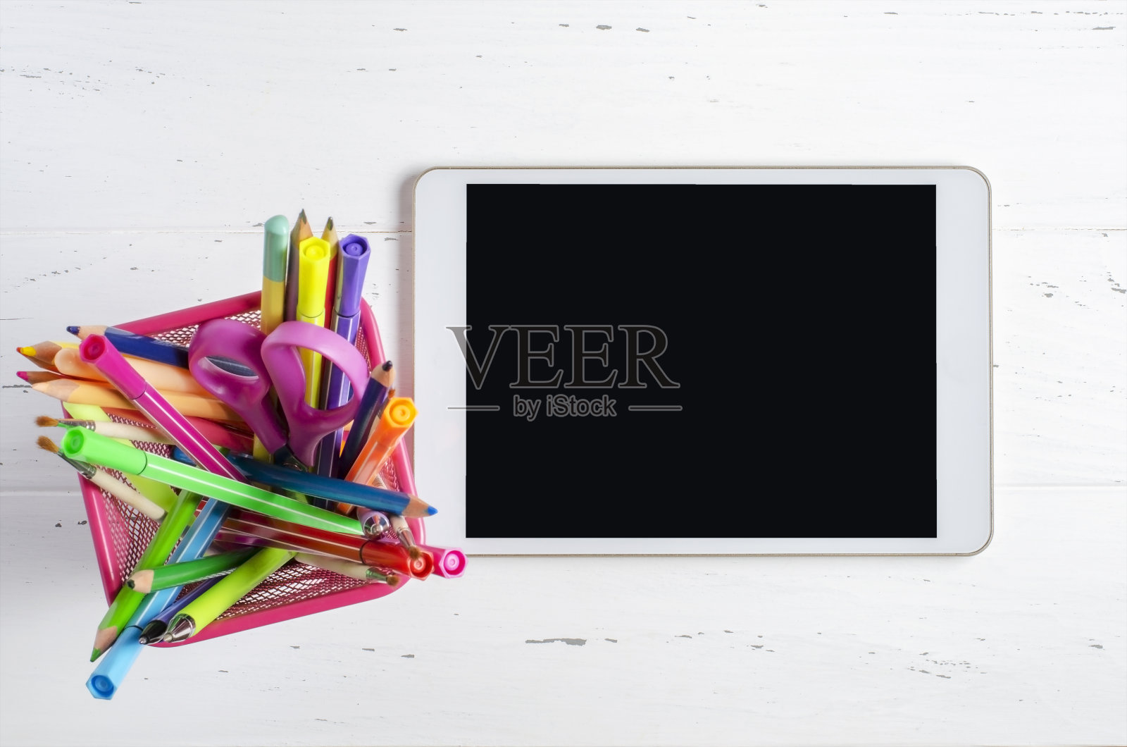 空白屏幕的平板电脑,白色木质背景上放着办公用品。为学校儿童或在线学习的概念应用程序。本空间照片摄影图片