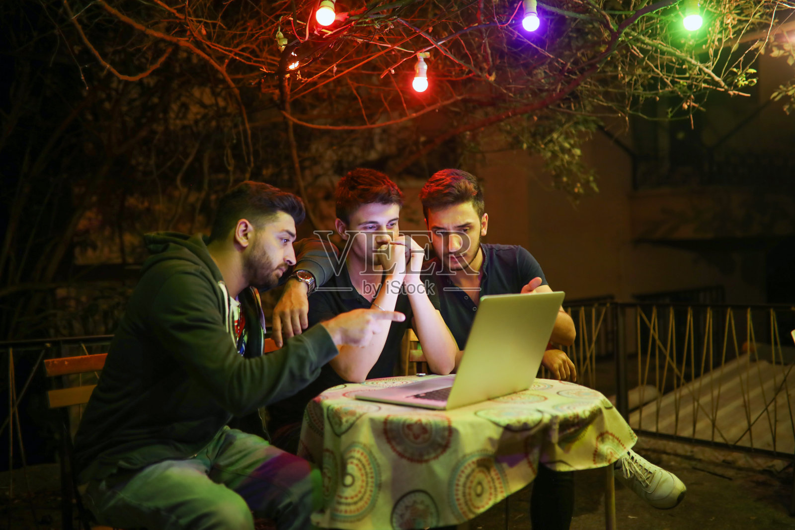 工作面试和策略,亲密的友谊,在电脑上展示项目和在晚上工作照片摄影图片