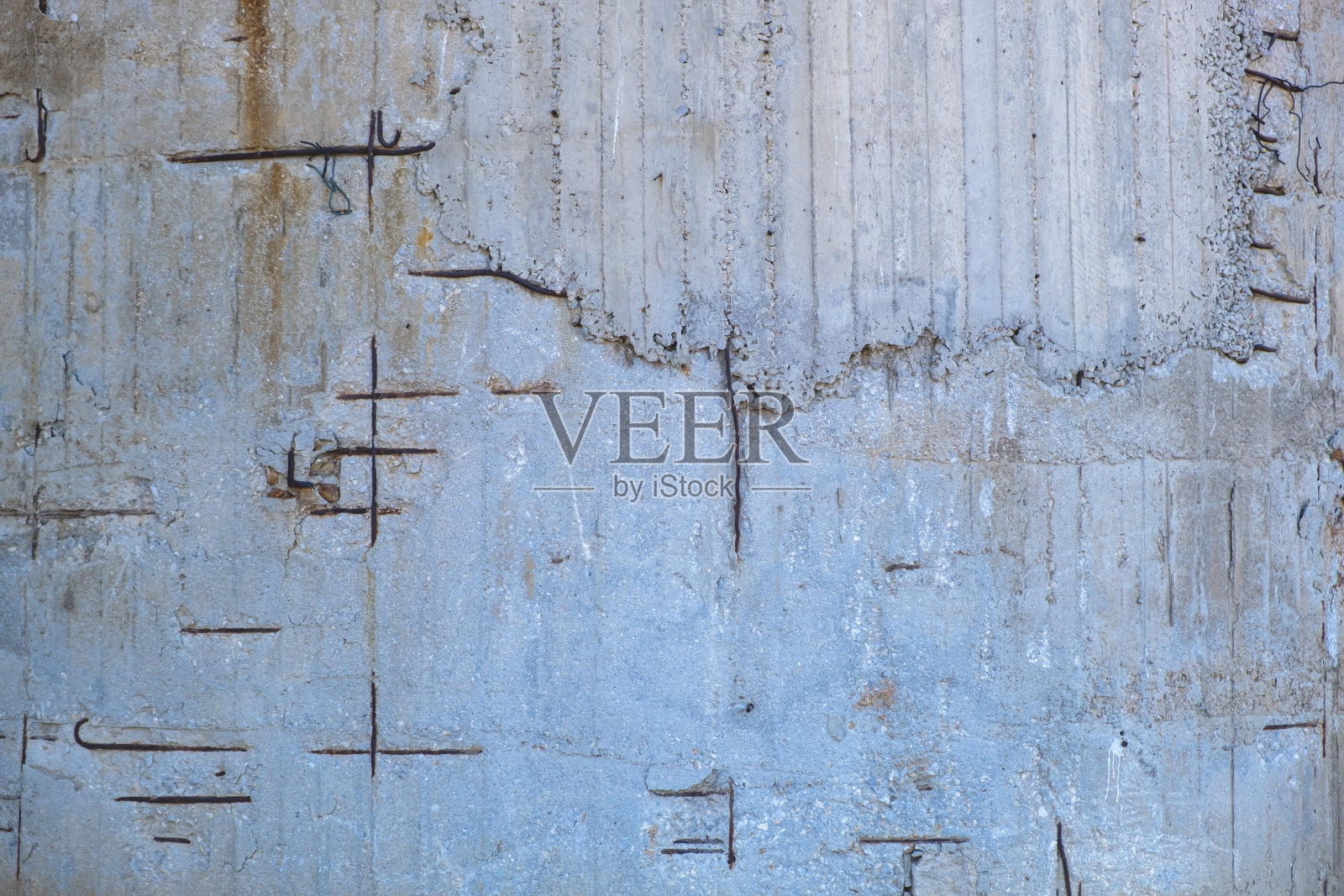 钢筋混凝土与损坏和生锈的钢筋。破旧的墙体纹理背景,照片摄影图片