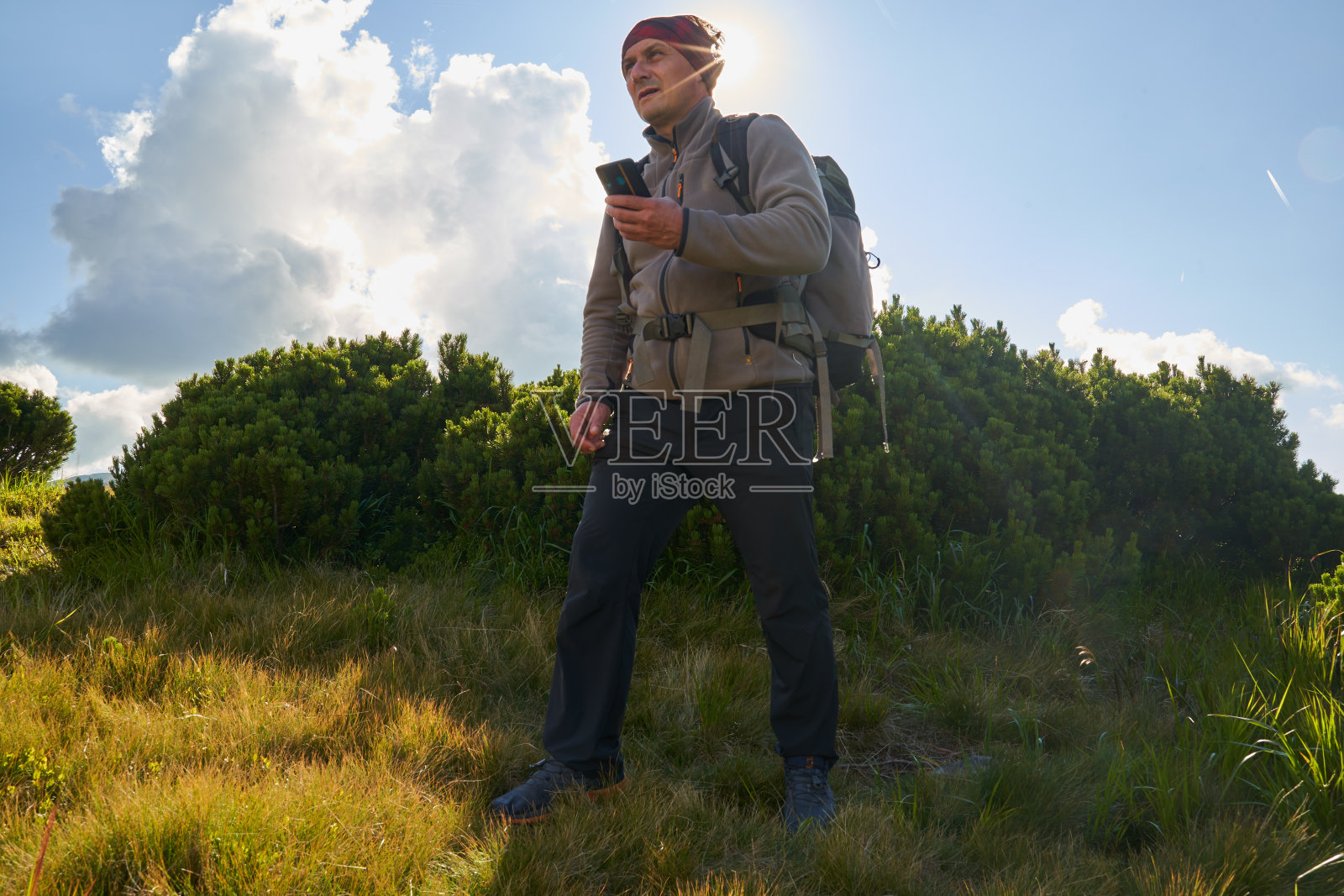 背着背包的徒步旅行者照片摄影图片