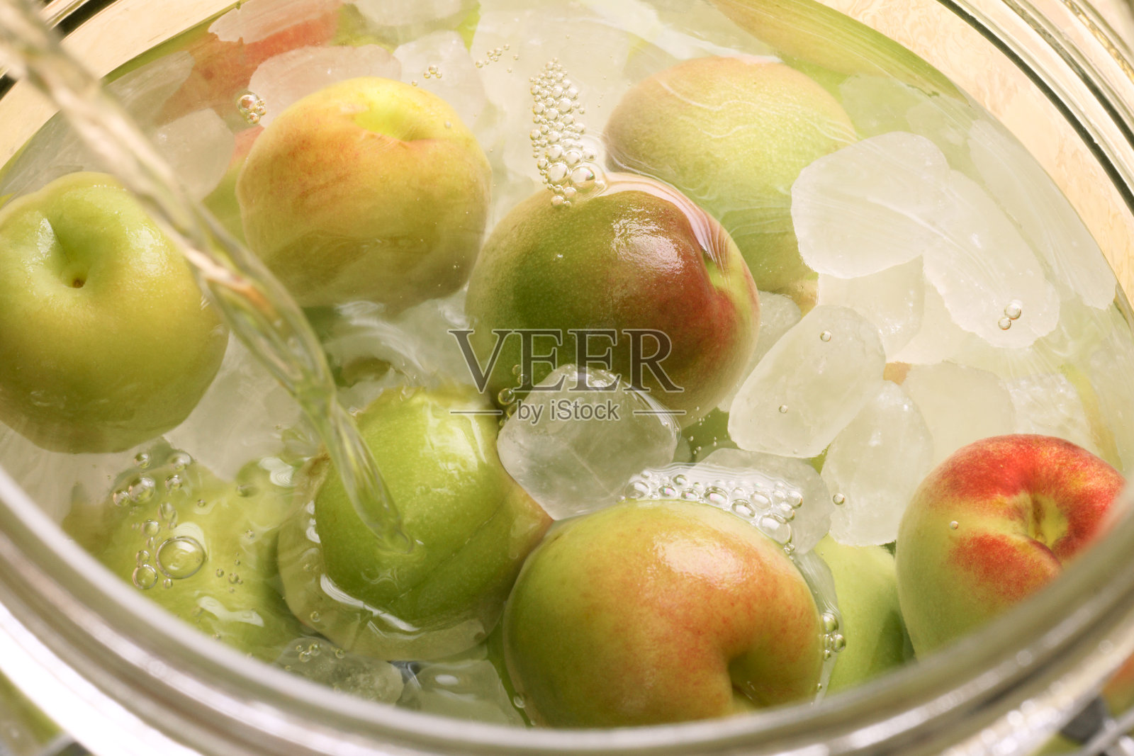 制作李子酒(南口白)照片摄影图片