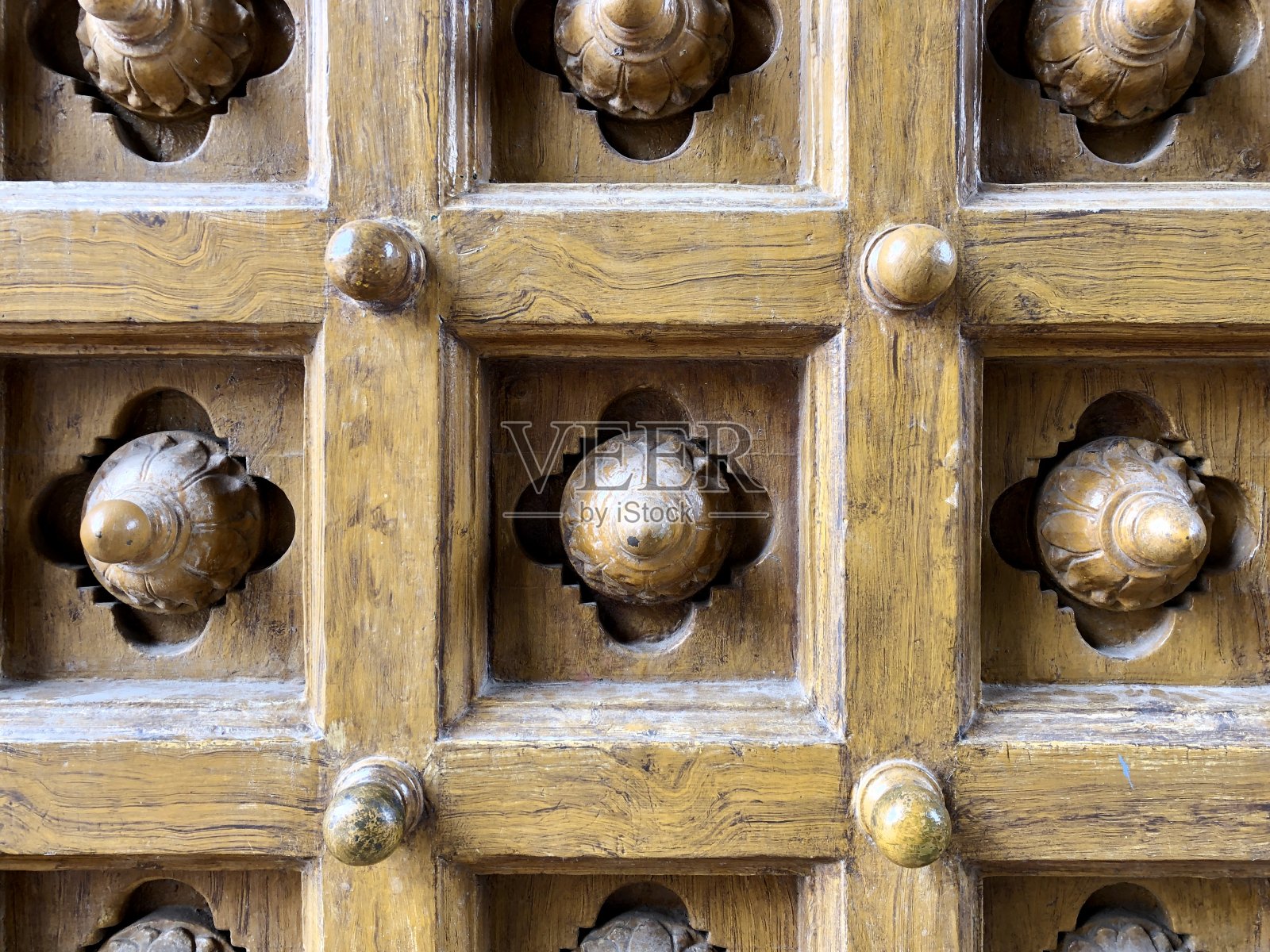 古老的木门。泰米尔纳德邦Kapaleeshwarar神庙外的一扇古老的门上美丽的装饰。照片摄影图片