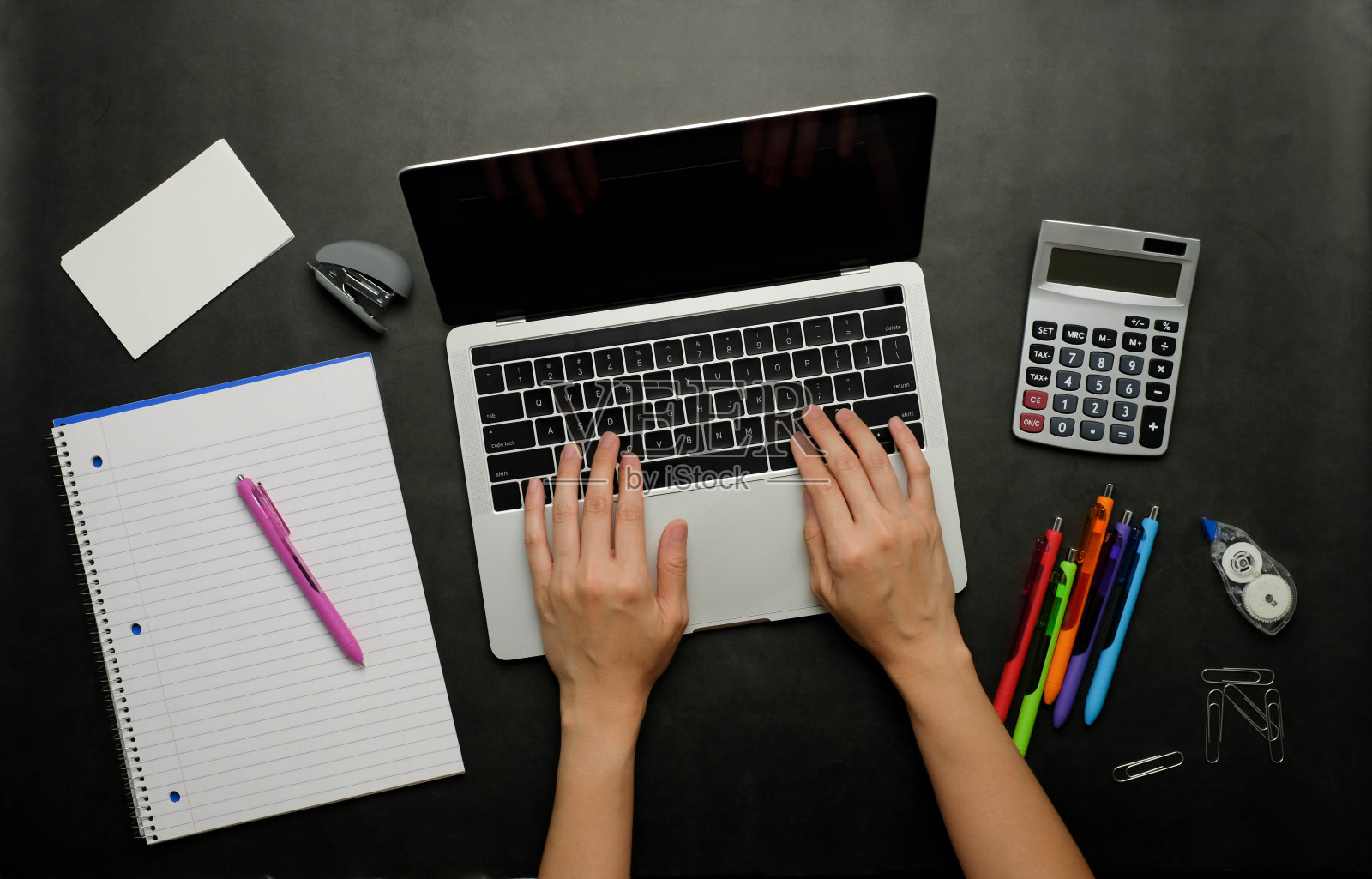 分析财务数据的人。办公和学习文具与笔记本电脑为在线工作和返回学校。照片摄影图片