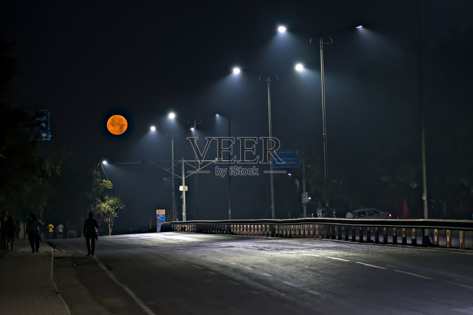 清晨的超级月亮和空旷的街道。照片摄影图片