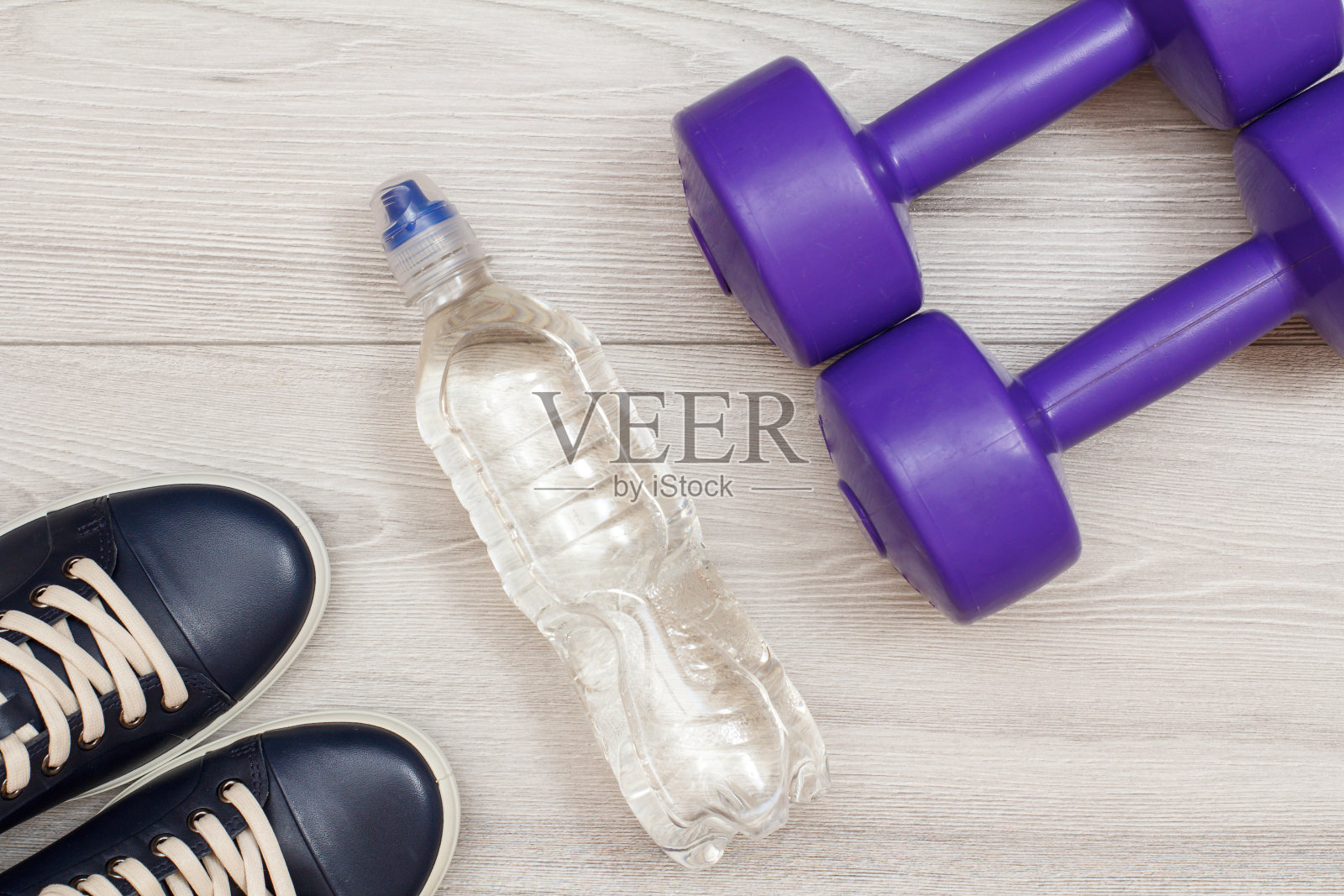 不同的健身工具在房间的地板上照片摄影图片