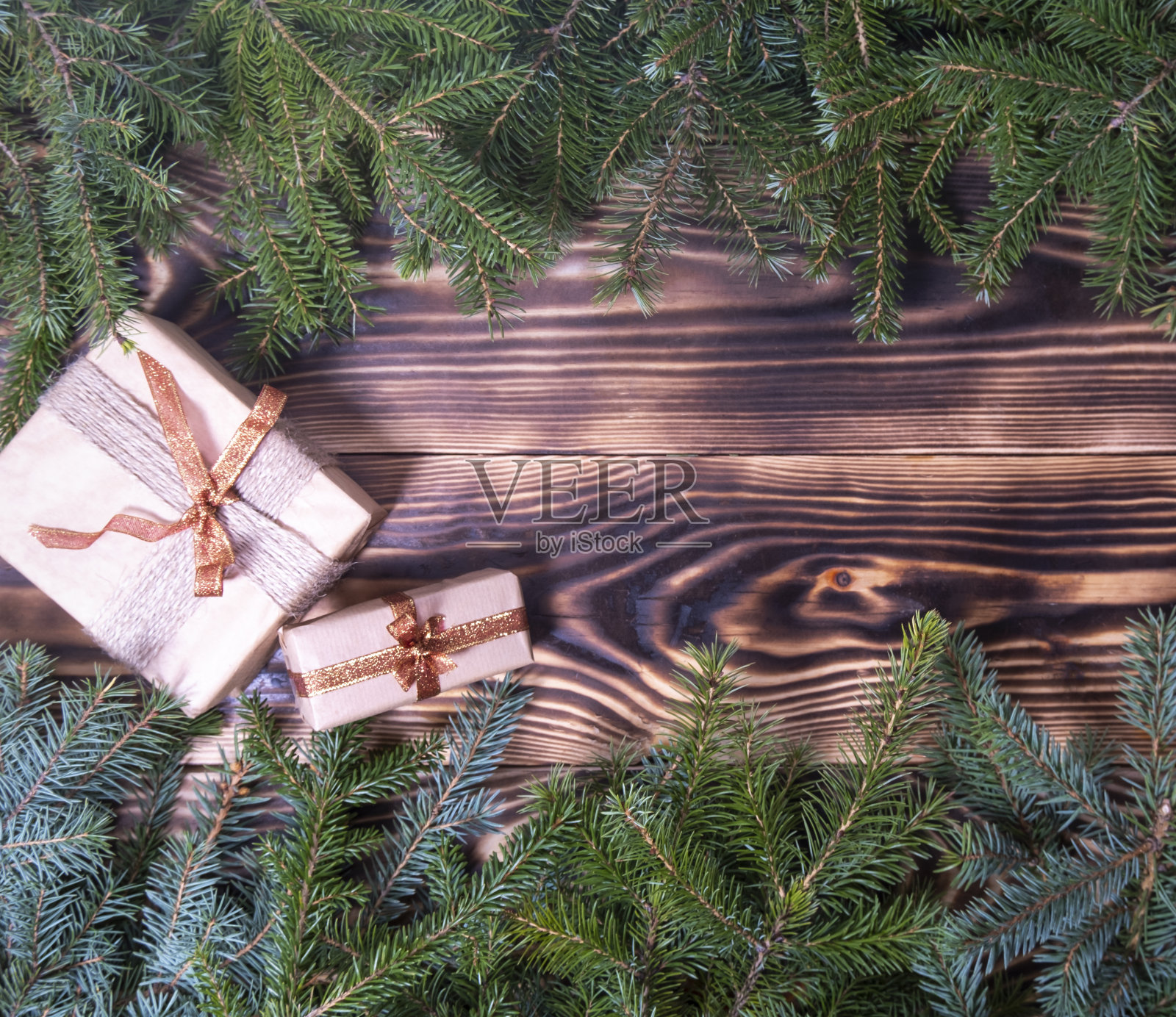 圣诞礼物。圣诞背景装饰和礼物盒上的木板照片摄影图片