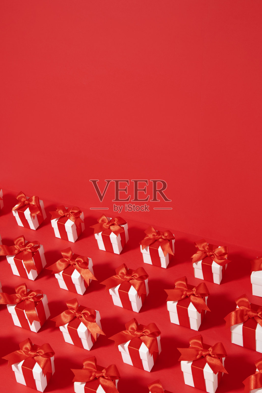 圣诞礼盒上的红白背景照片摄影图片