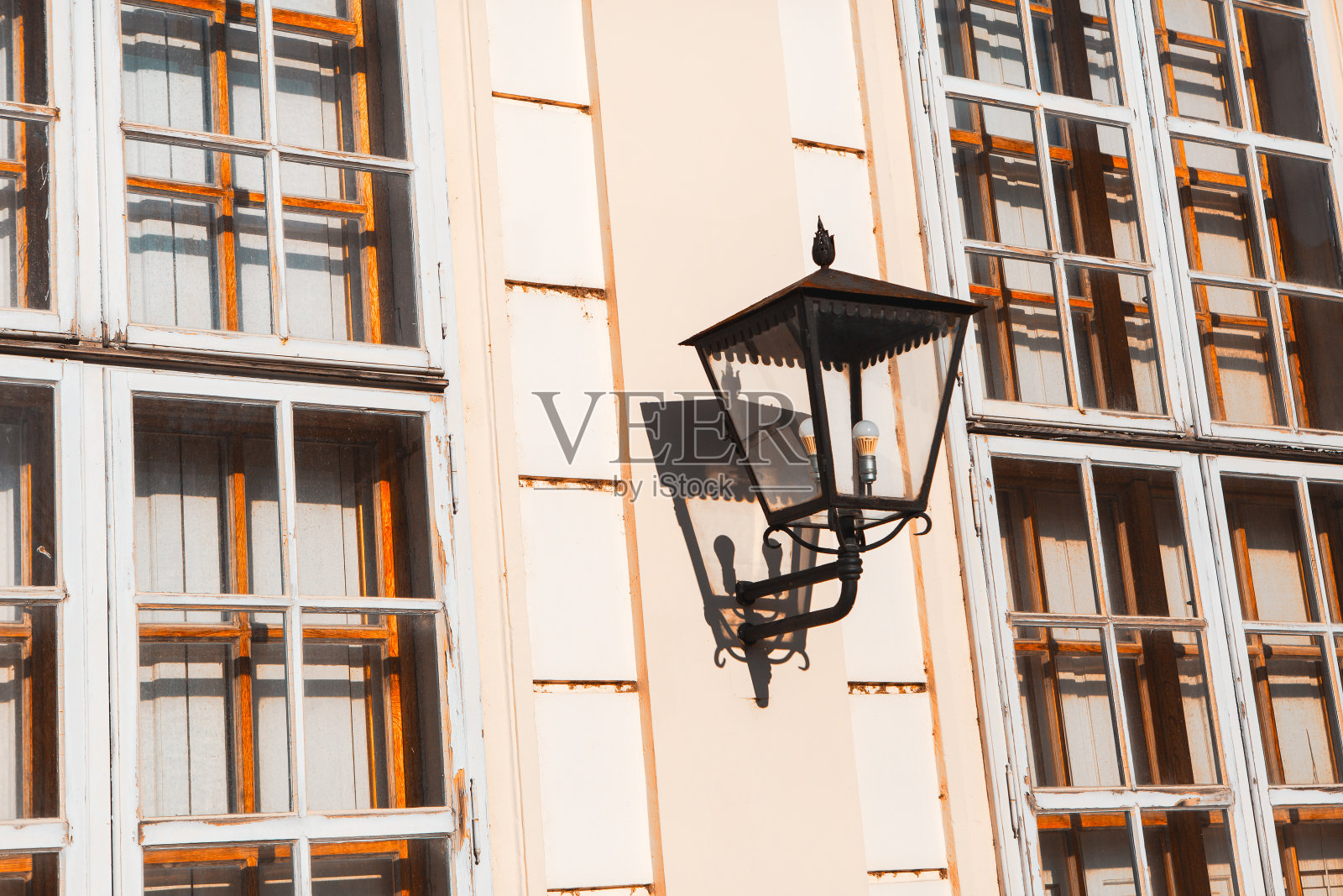 有墙壁支撑的路灯照片摄影图片