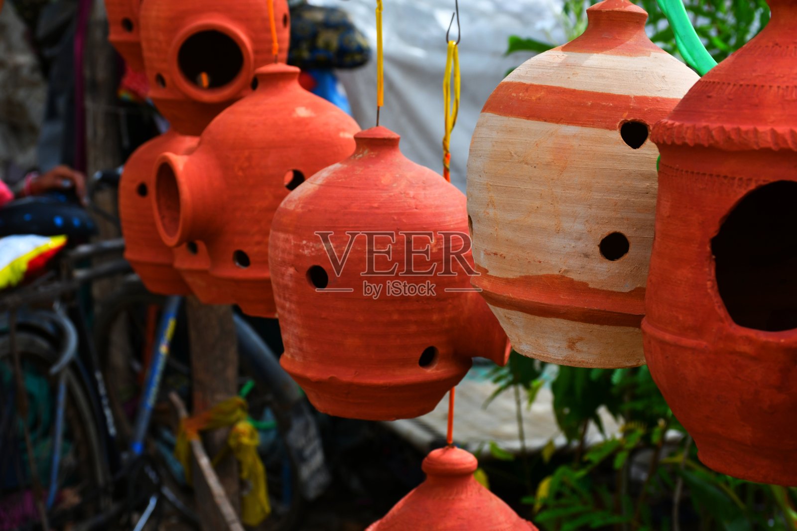 工艺品粘土自然巢穴房子为知更鸟和其他花园鸟类照片摄影图片