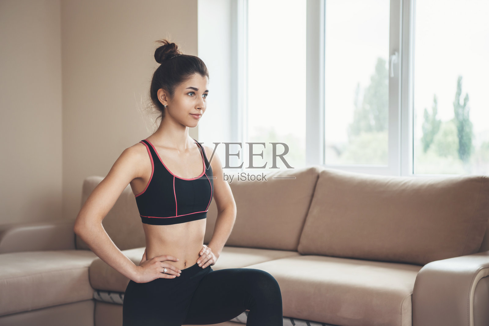 在封锁期间穿着运动服在家做健身照片摄影图片