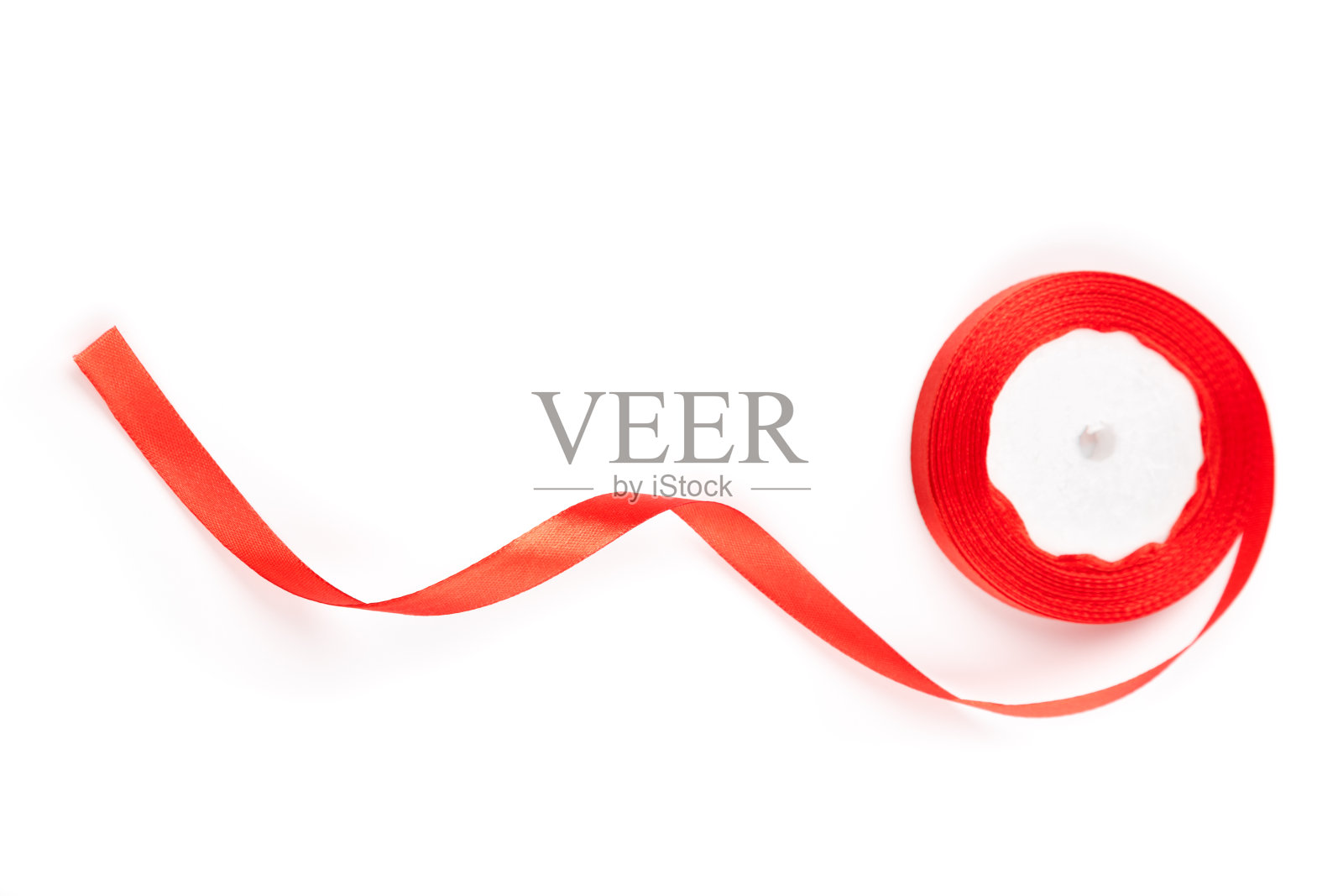 美丽的红色缎带卷曲孤立在白色背景照片摄影图片