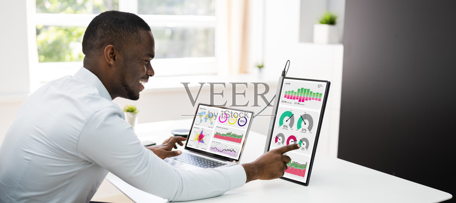 预测业务分析。非洲裔美国分析师照片摄影图片