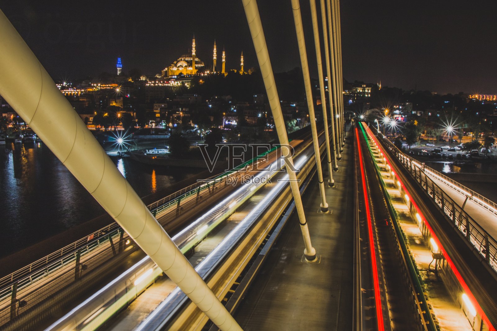 金角地铁大桥(Haliç Metro Köprüsü)和苏莱曼尼耶清真寺照片摄影图片