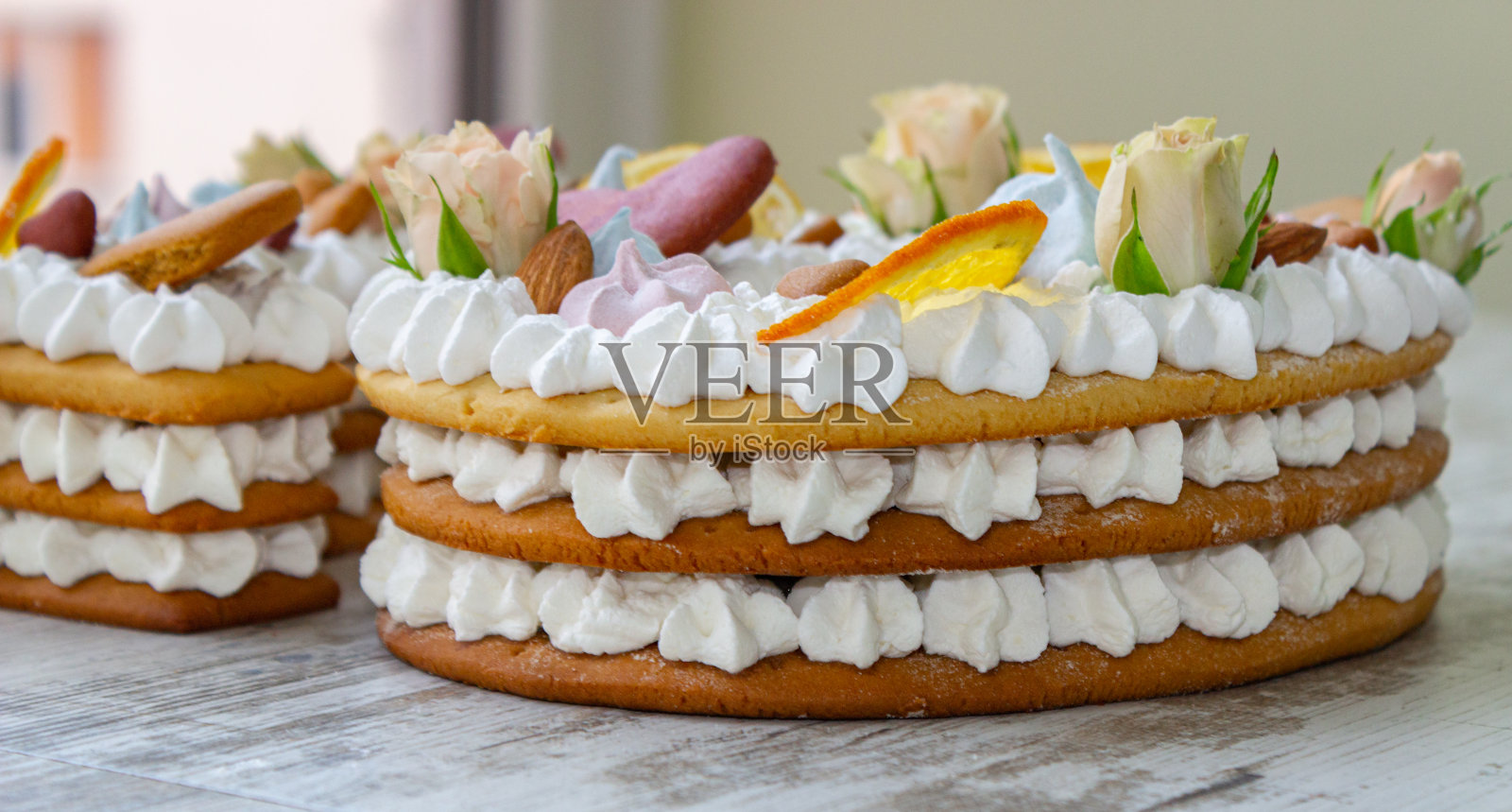 漂亮的蛋糕是庆祝生日的礼物照片摄影图片