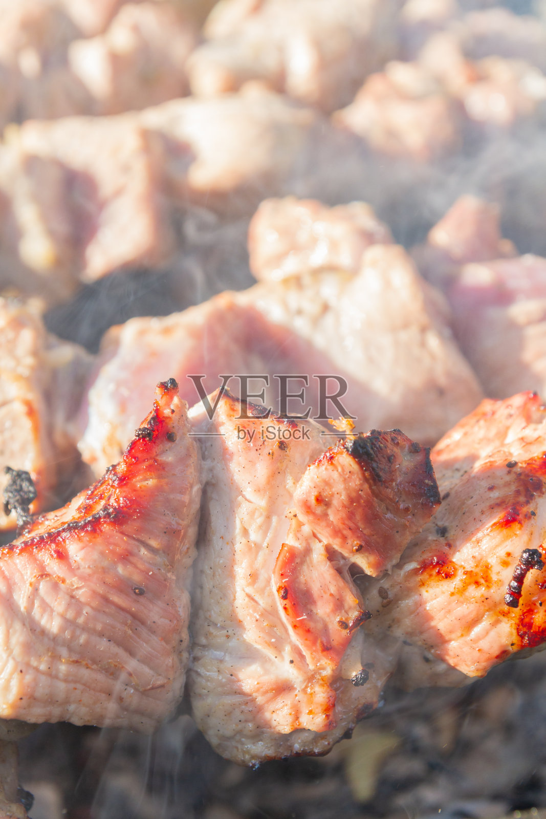 新鲜的猪肉串放在烤架上烤照片摄影图片