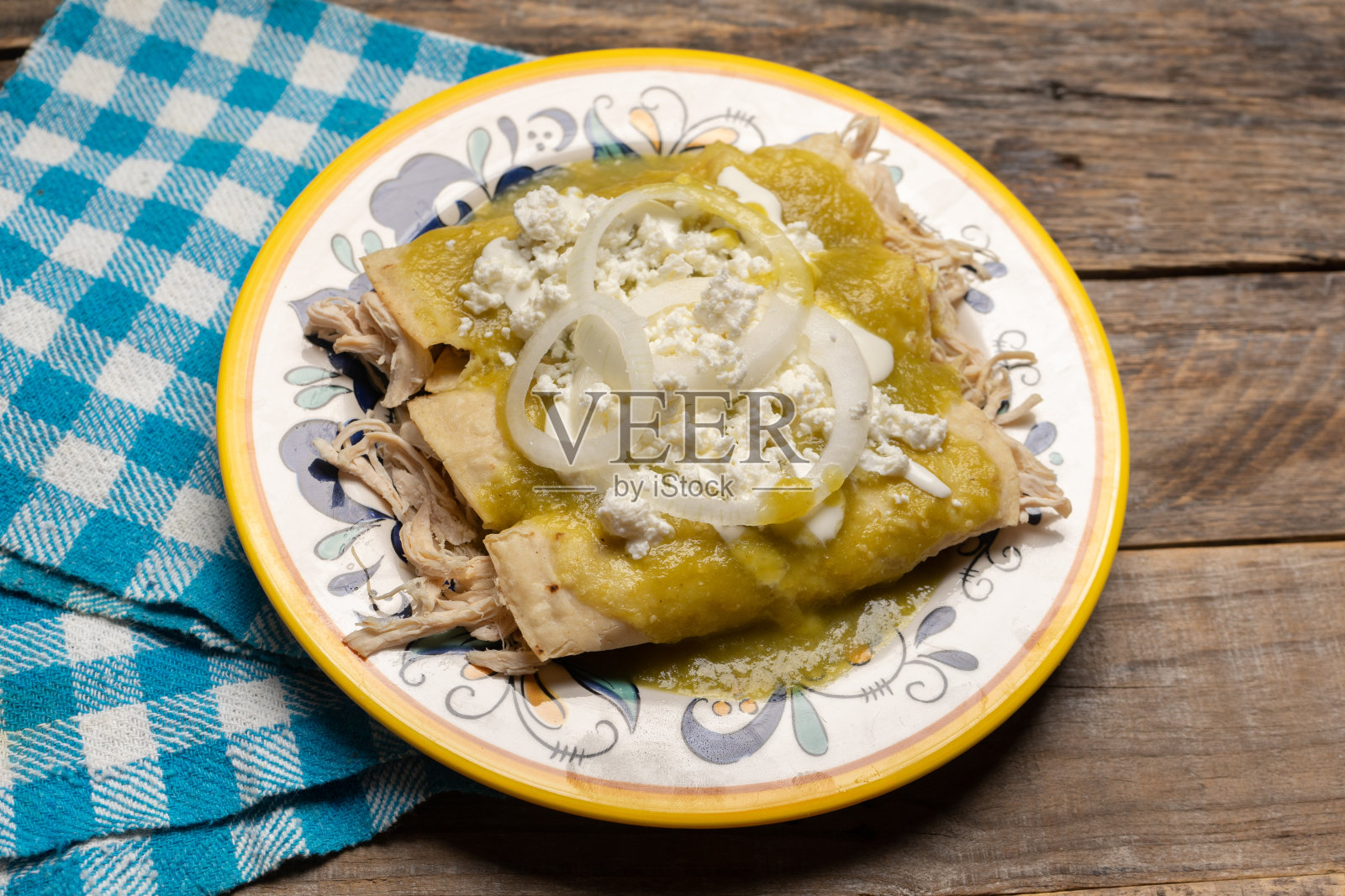 木制背景的墨西哥绿色玉米卷,鸡肉和奶酪照片摄影图片