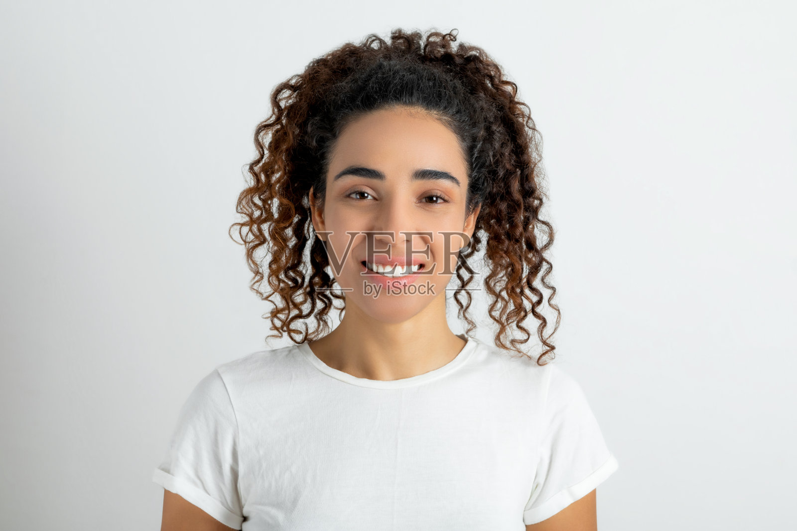 年轻开朗的女大学生肖像照片摄影图片