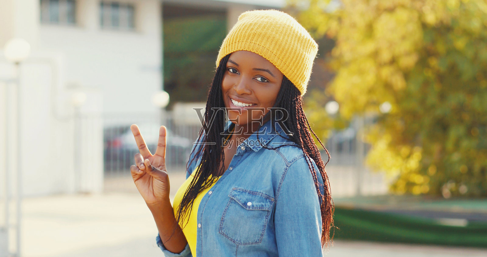 幸福的年轻微笑的非洲妇女在随意的背景肖像照片摄影图片