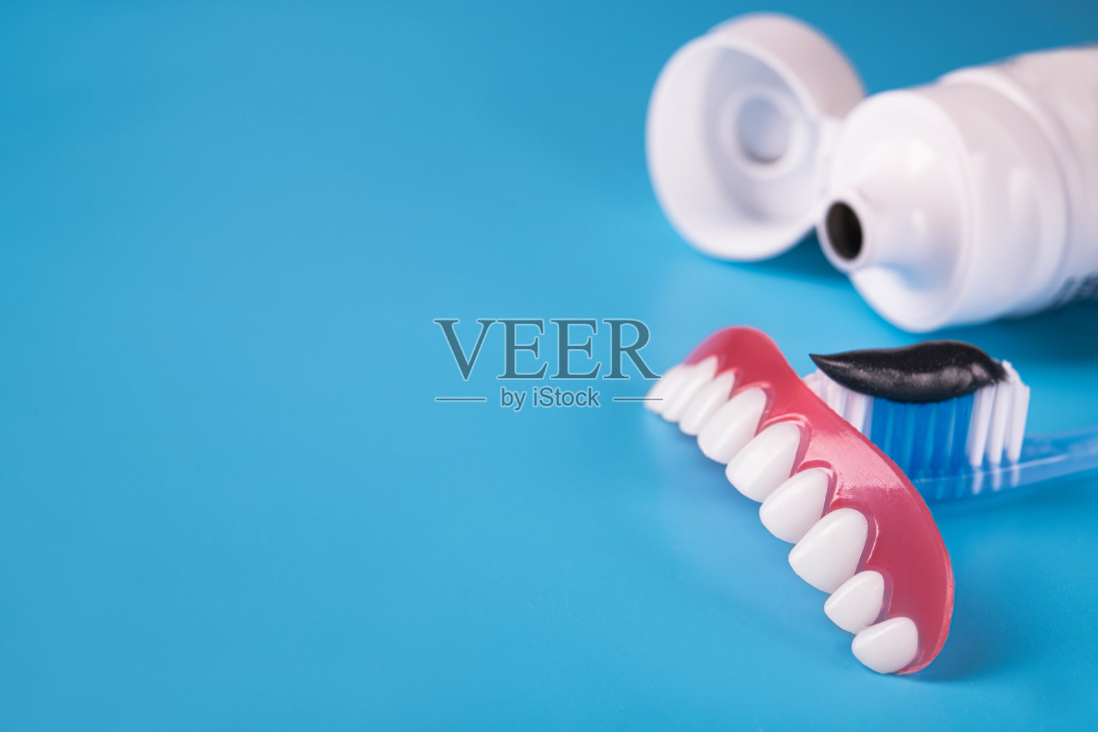 牙刷上涂黑炭牙膏照片摄影图片