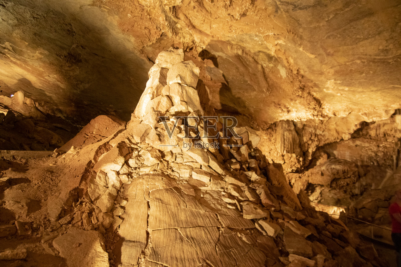 有几百万年历史的石洞照片摄影图片