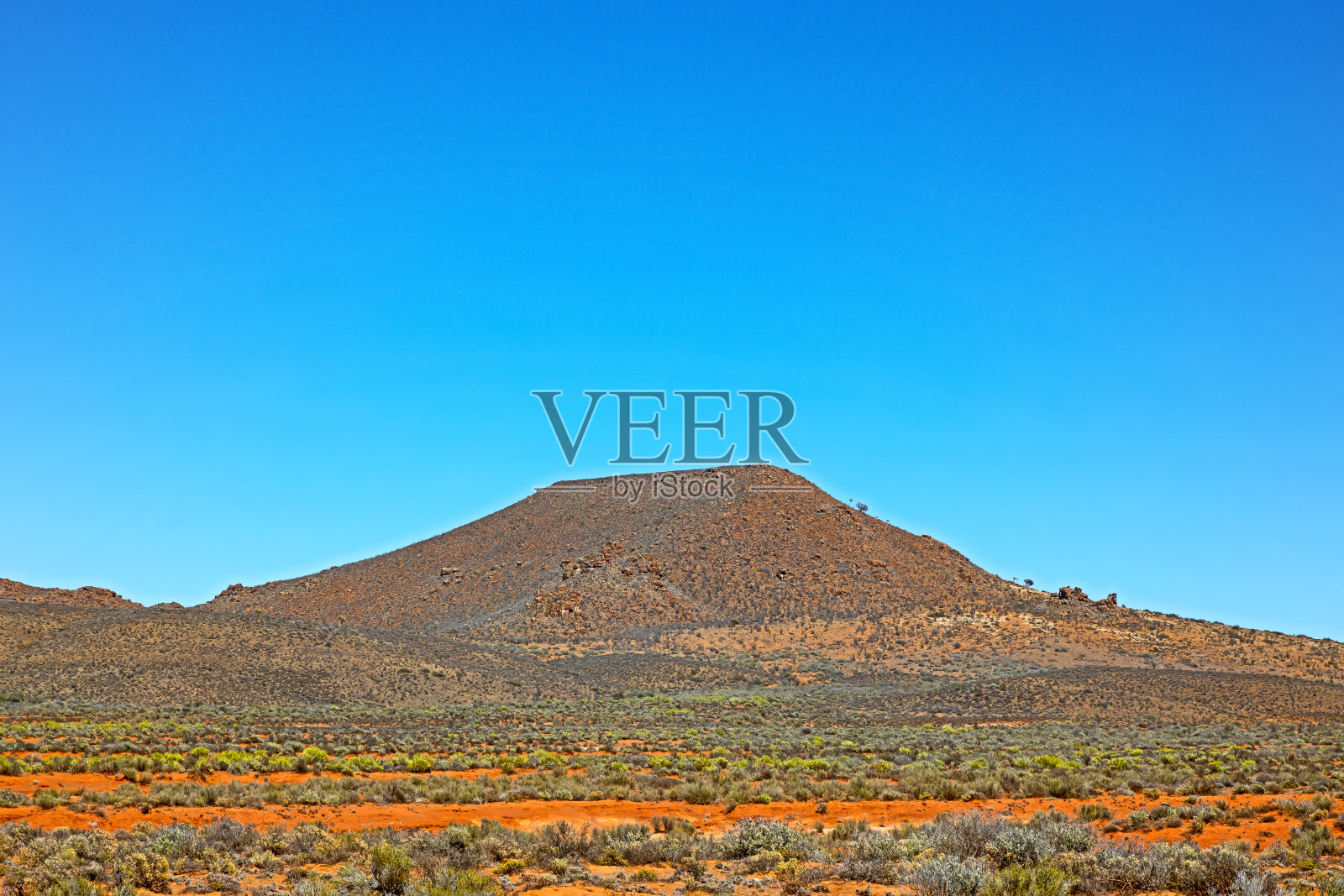 春天,大卡鲁的平顶小山照片摄影图片