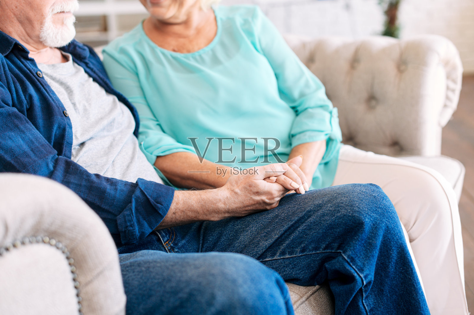 老夫妇手牵着手坐在家里照片摄影图片