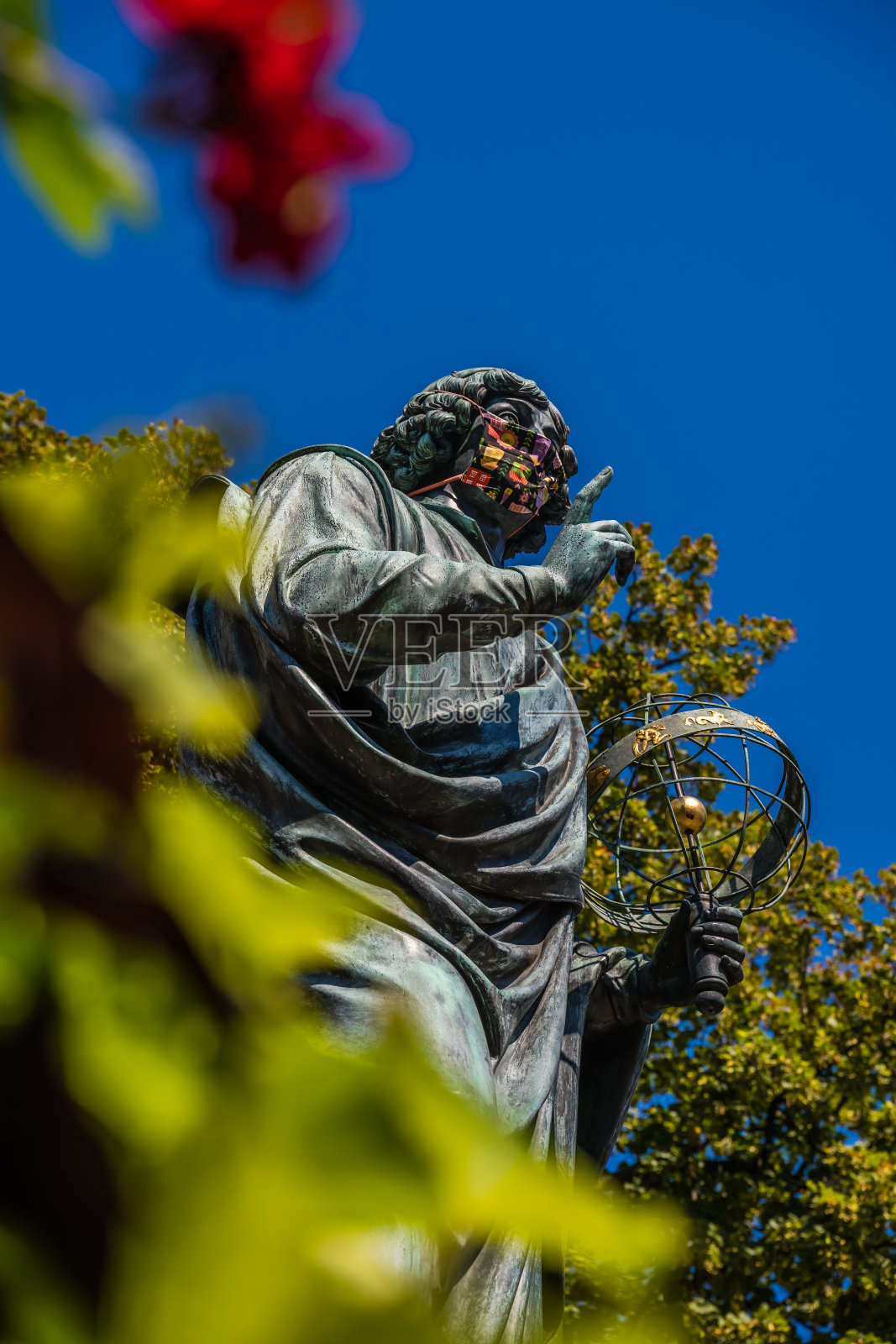 哥白尼雕像的特写镜头在托伦,波兰照片摄影图片