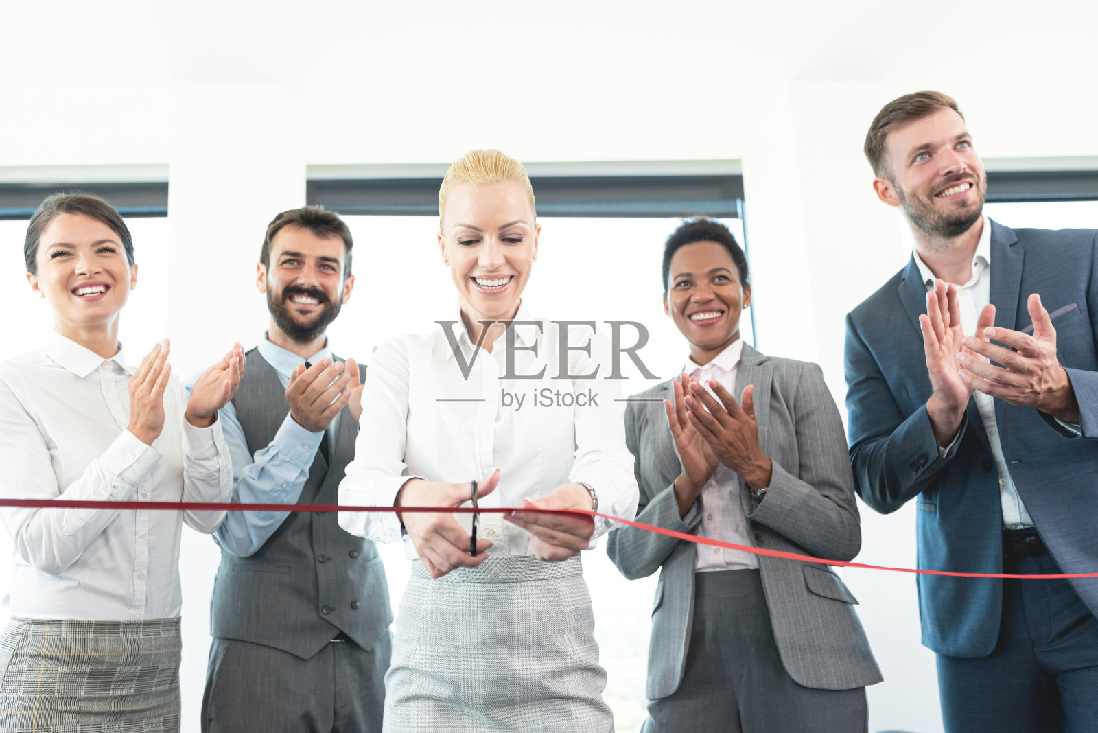 快乐的商务人士在办公室剪彩照片摄影图片