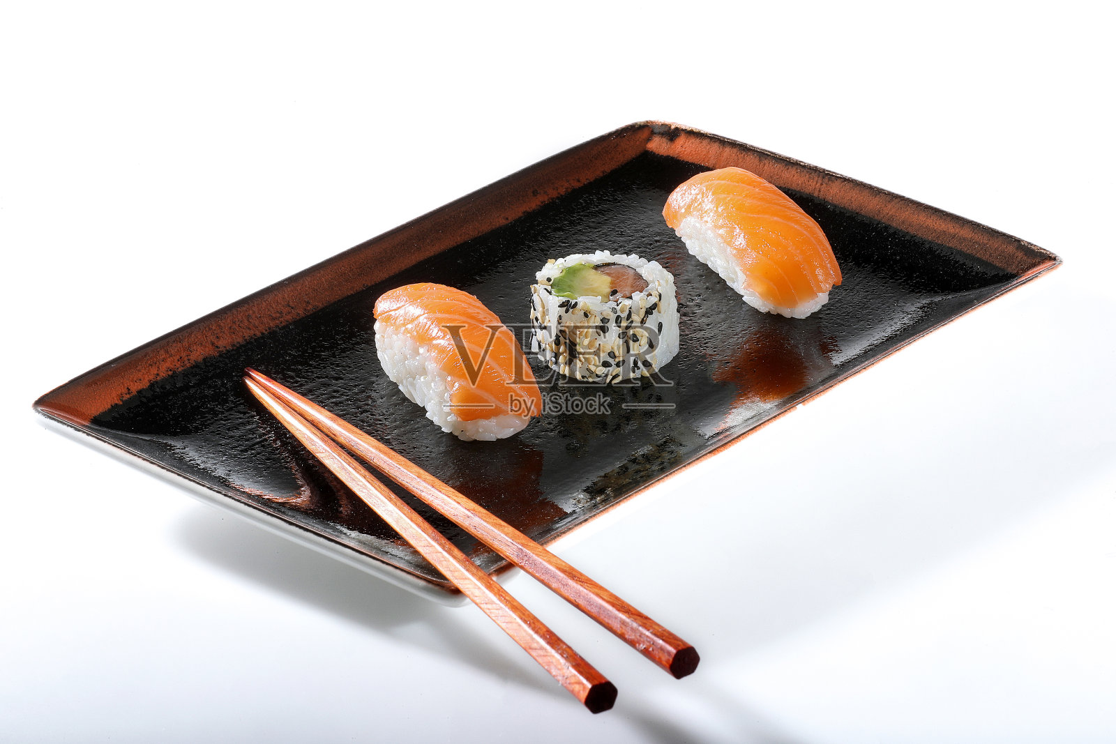 传统的日本手握寿司和寿司在盘子,板和桌子上。照片摄影图片