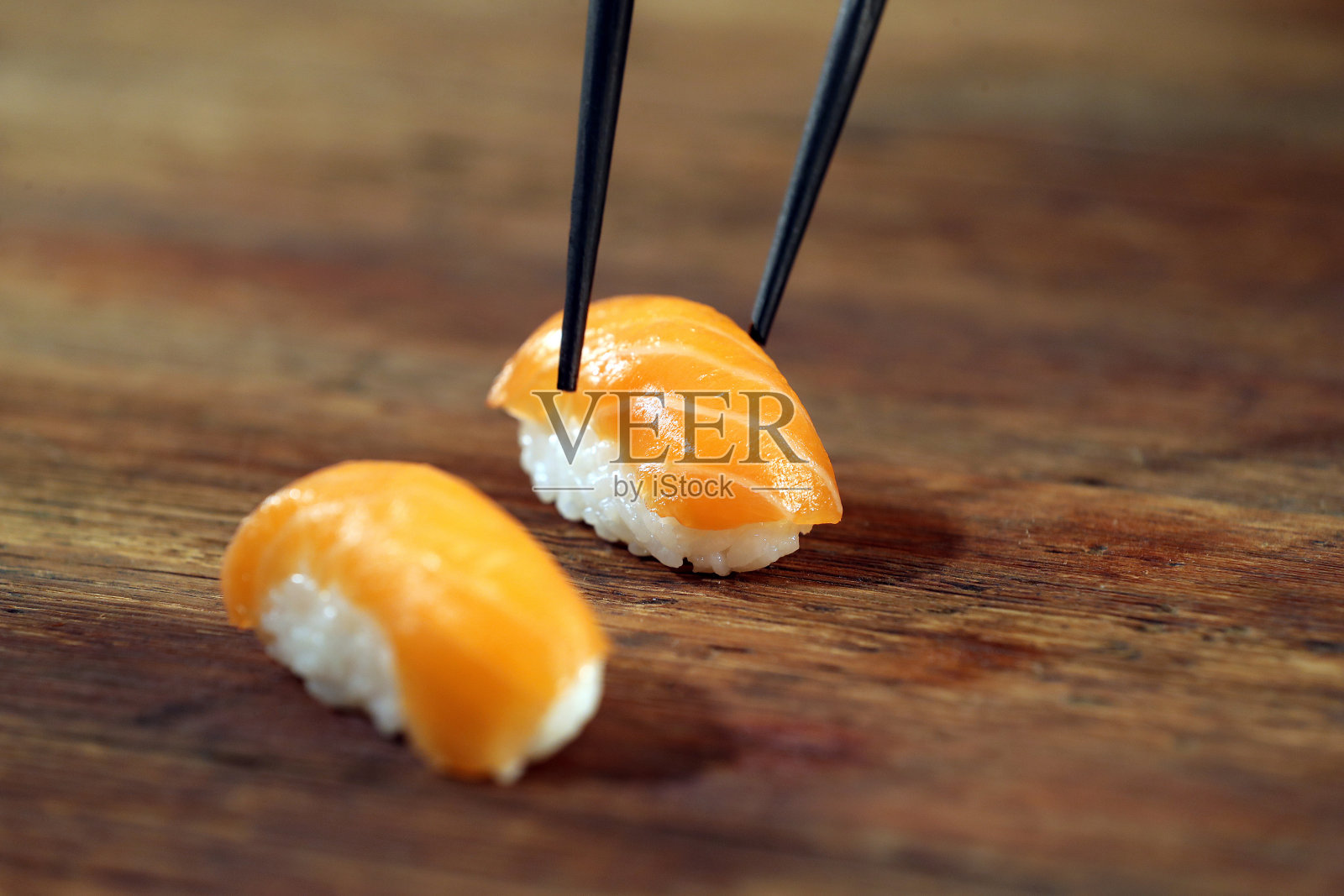 传统的日本手握寿司和寿司在盘子,板和桌子上。照片摄影图片