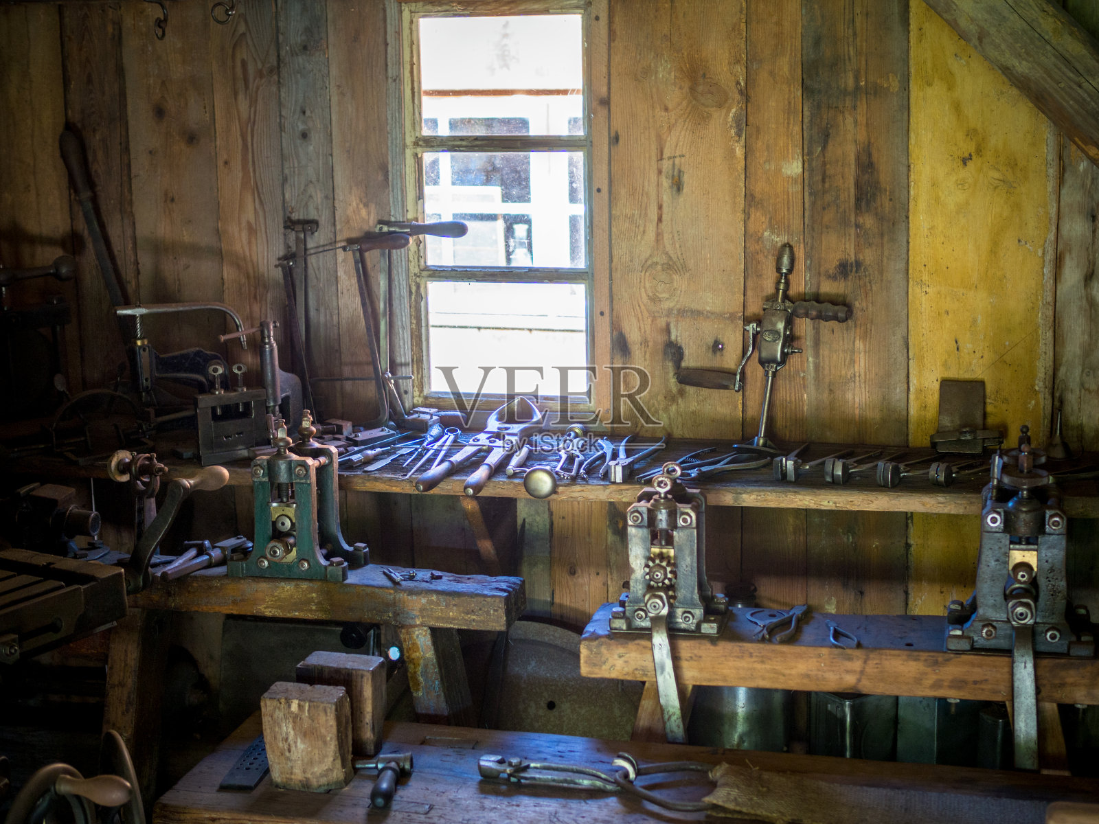 铁匠用钳子的工作场所照片摄影图片