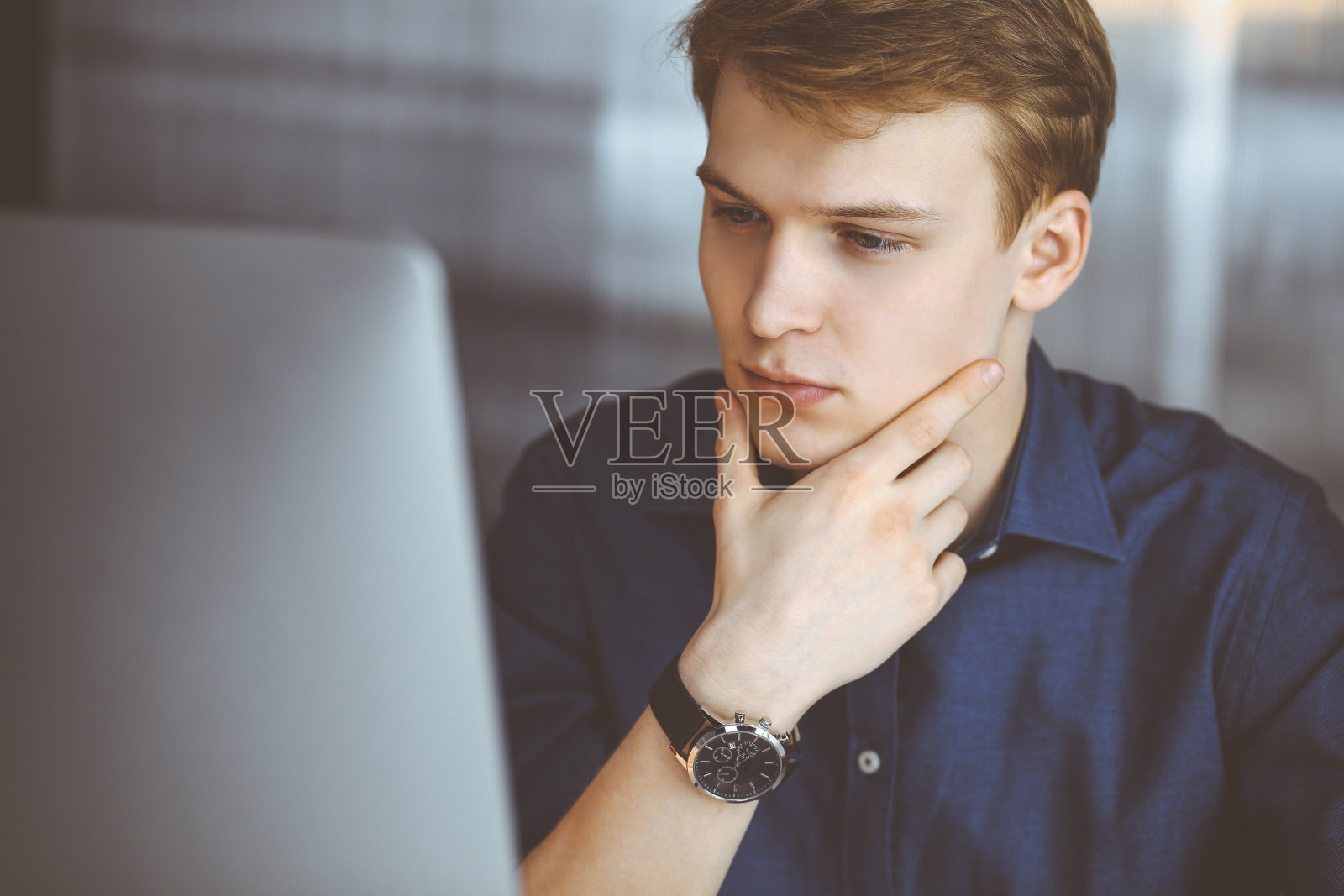 年轻的金发商人在办公室里感到压力。创业意味着努力工作,没有时间去取得成功照片摄影图片