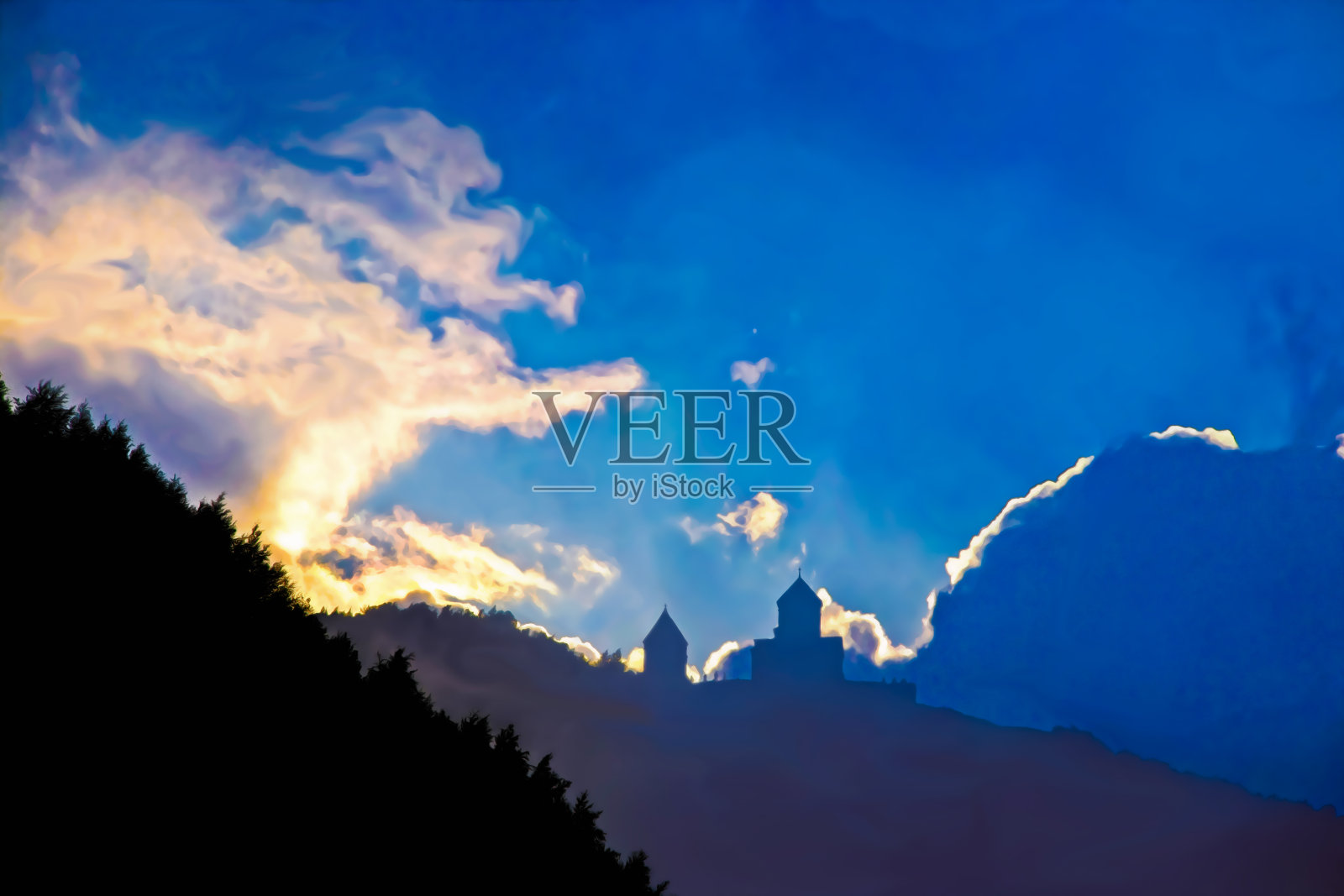 格盖蒂三一教堂位于格鲁吉亚北部与俄罗斯接壤的地区,傍晚时分,这座教堂在steantsminda村庄上空的大雾中显现出轮廓照片摄影图片