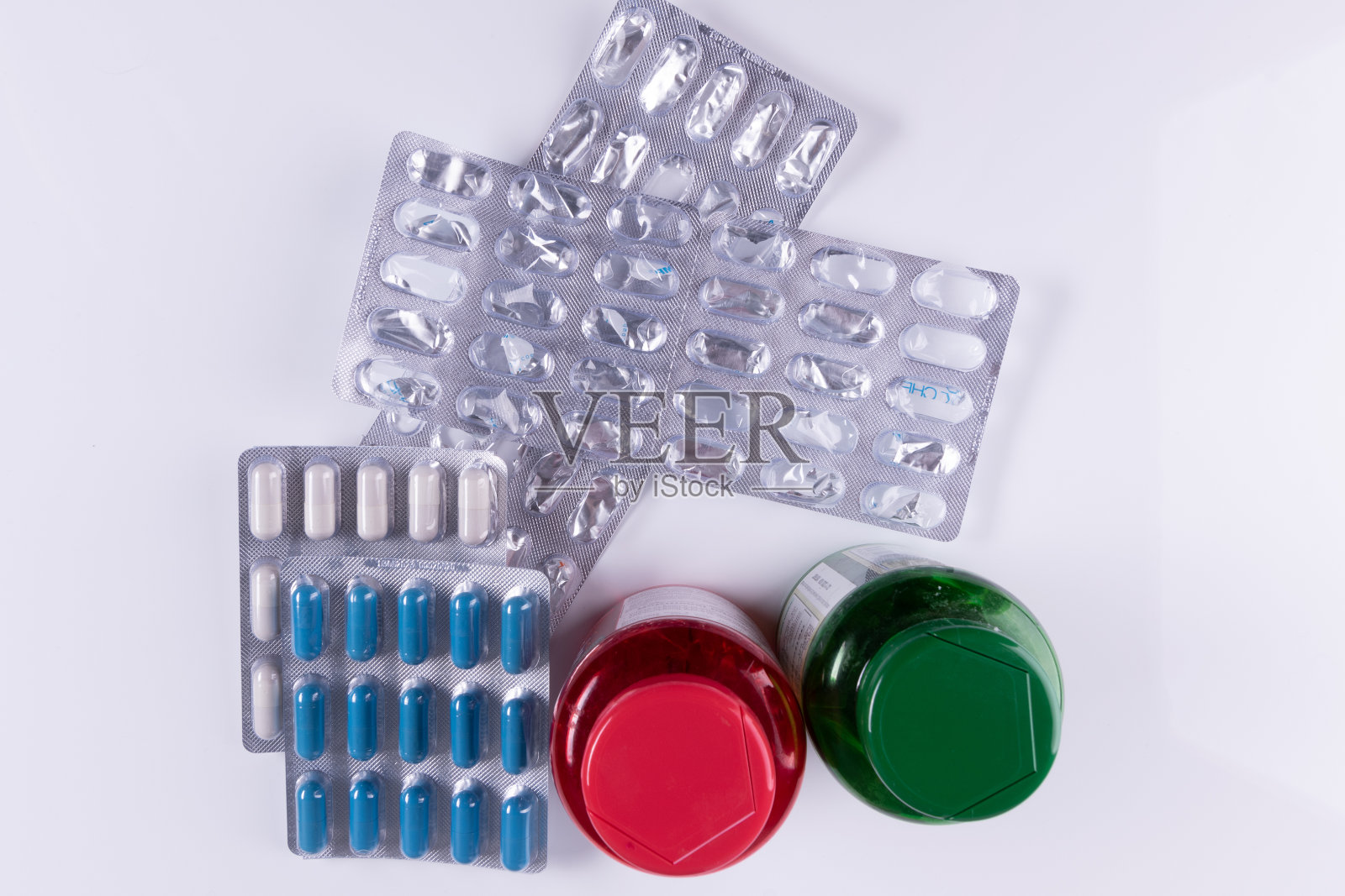 旧的和用过的药丸泡包装,空的,打开没有药丸的白色背景-保健和药品的概念。照片摄影图片