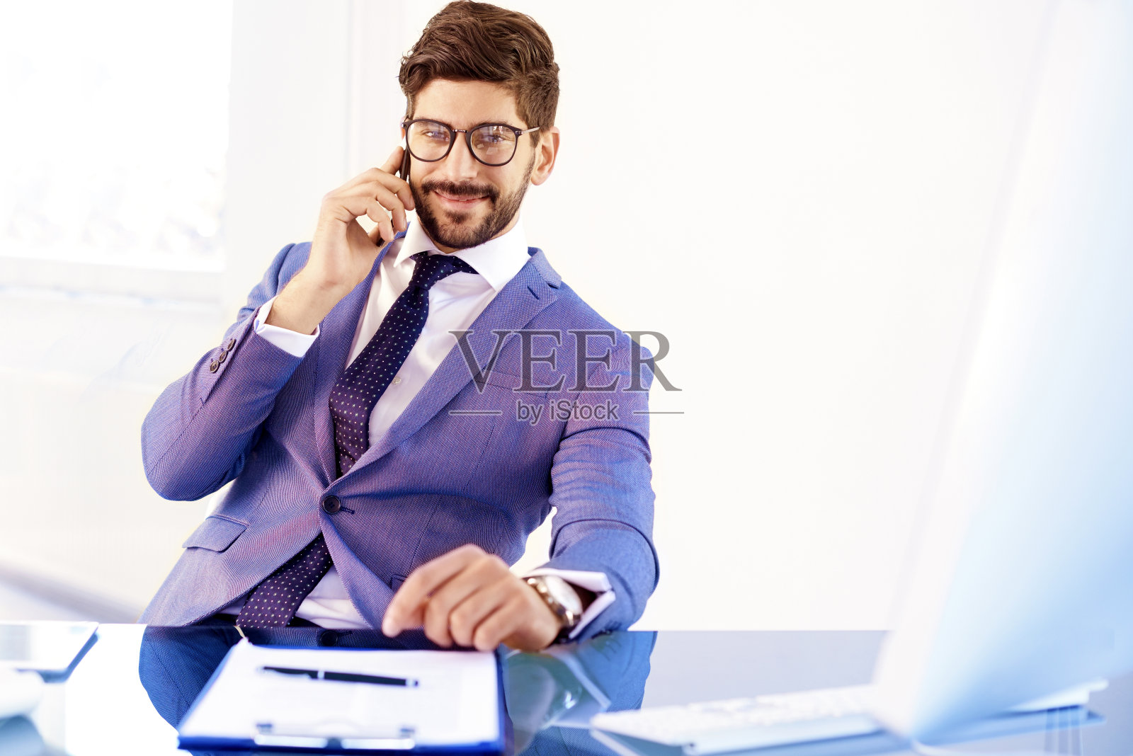 英俊年轻的专业人士在办公室里打业务电话照片摄影图片