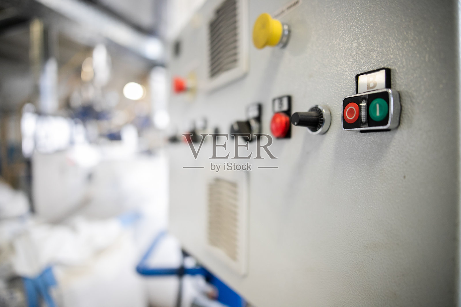 为了工厂的安全,关闭机器控制面板上的紧急停止按钮照片摄影图片