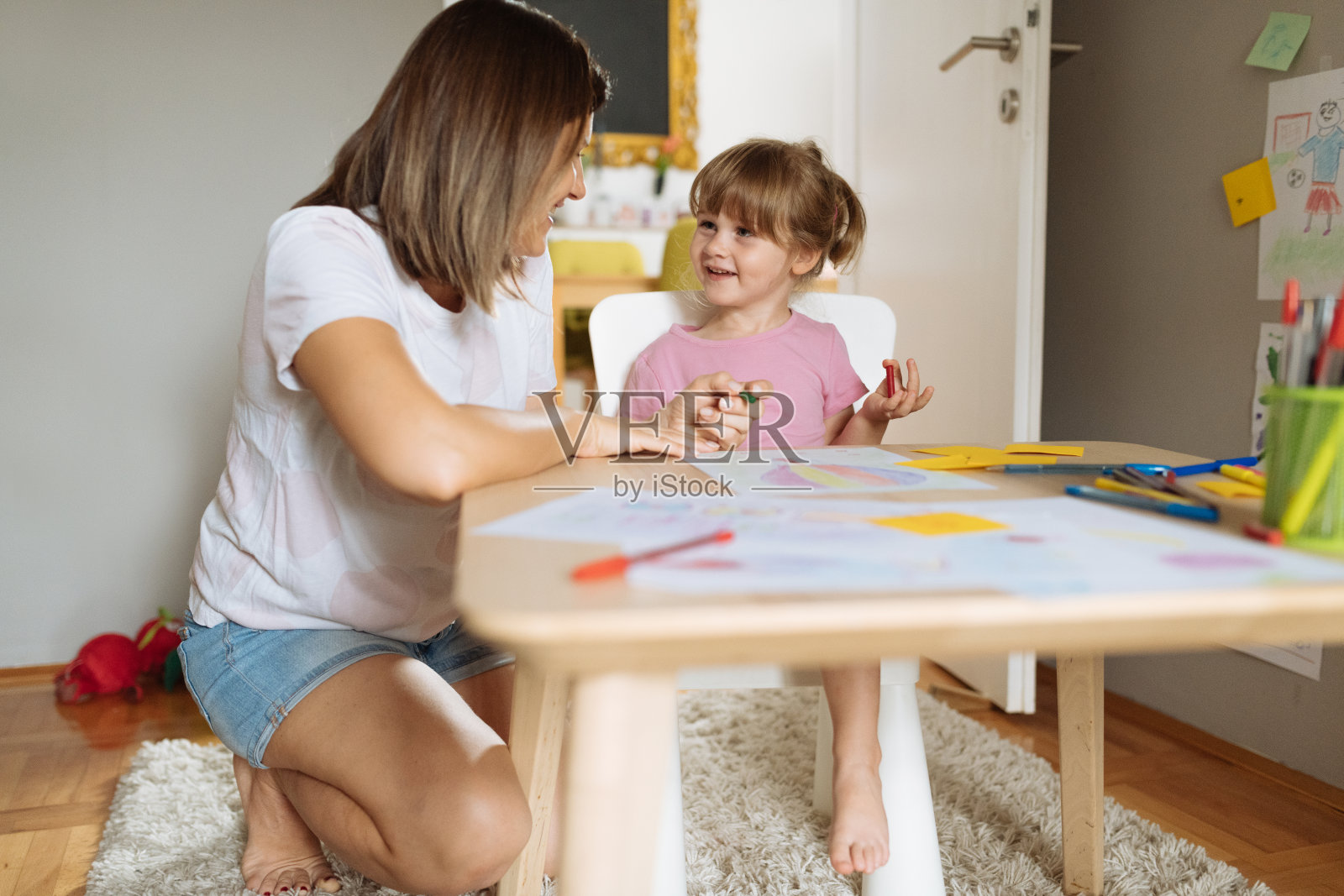 封锁期间母亲和三岁女孩在家画画照片摄影图片