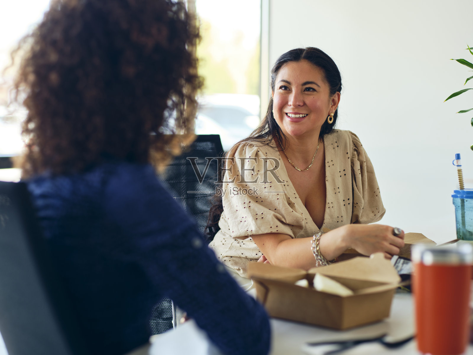 办公室里的女人在吃午饭照片摄影图片
