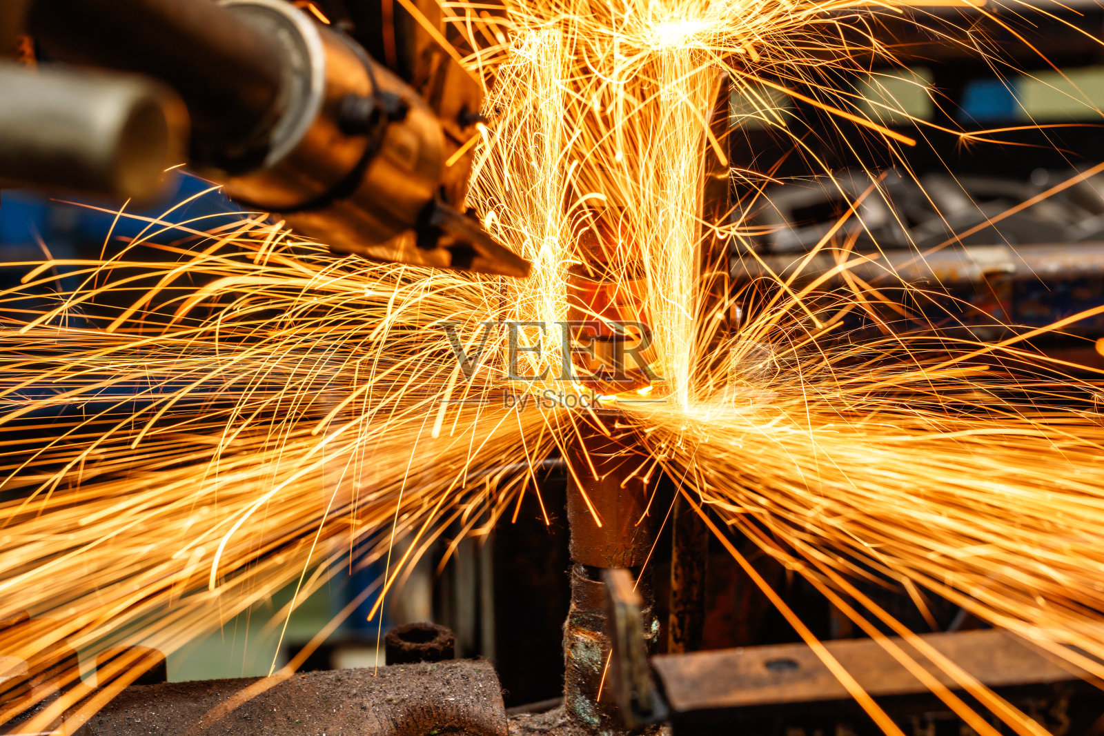 点焊机是将螺母焊接到汽车零件上照片摄影图片