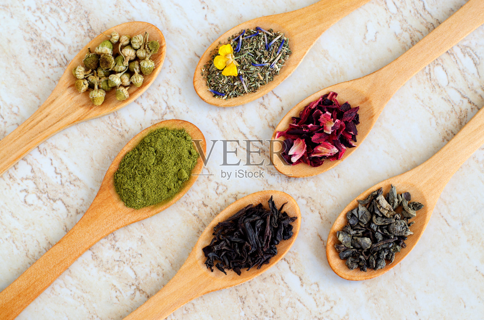 六木匙配红茶、绿茶、抹茶粉、洋甘菊花、木槿、草药茶,用于健康生活方式、药用目的。天然护肤,草药成分。俯视图,复制空间照片摄影图片