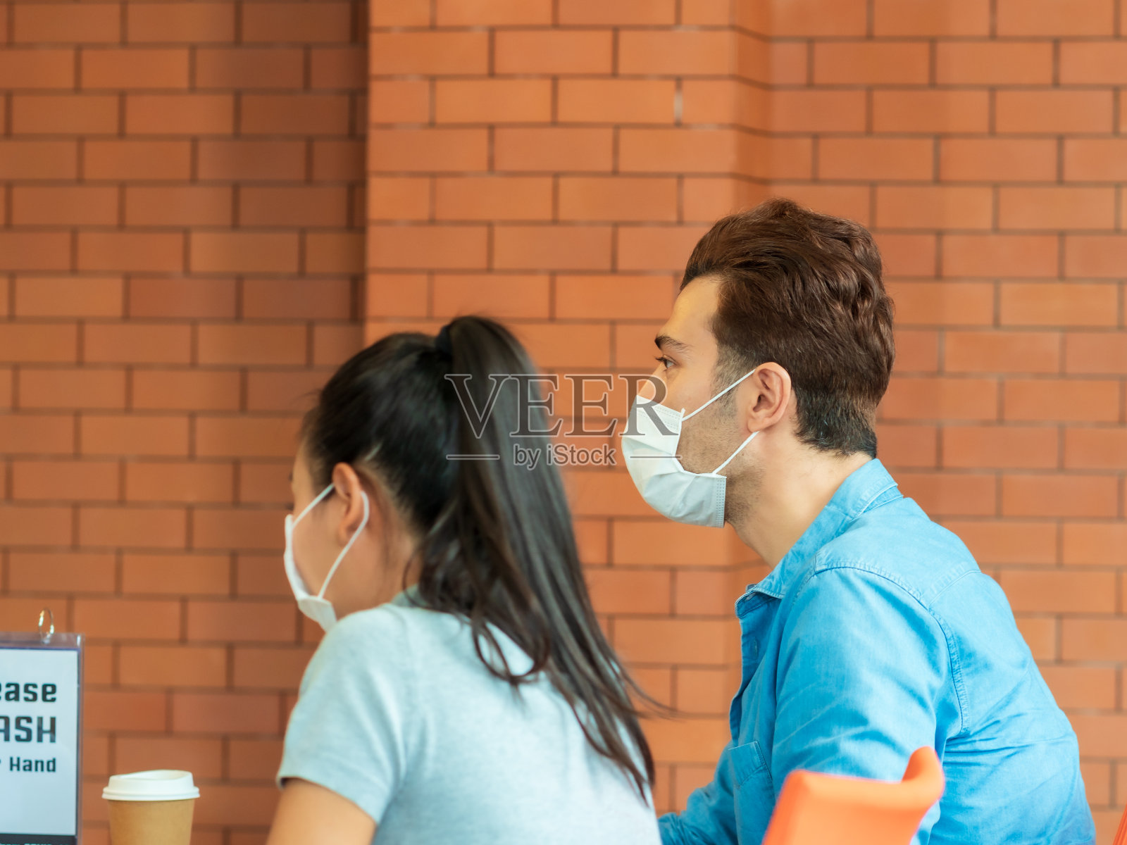 亚洲商务人士戴着口罩在新常态的办公室里开会照片摄影图片