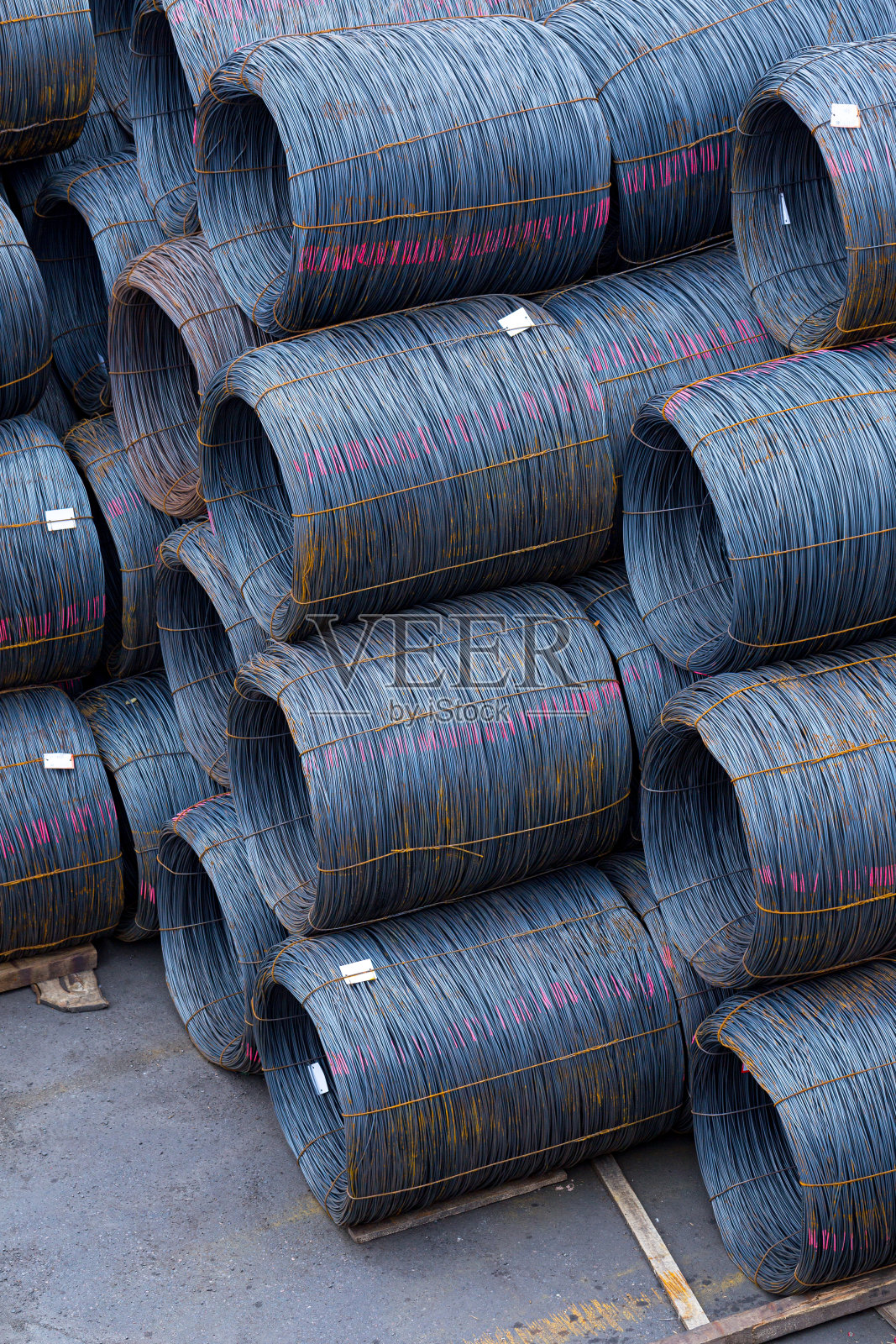 低碳钢线材,热轧拉钢线材直径为12毫米或半英寸卷成。重工业产品港口货运。进出口活动。照片摄影图片