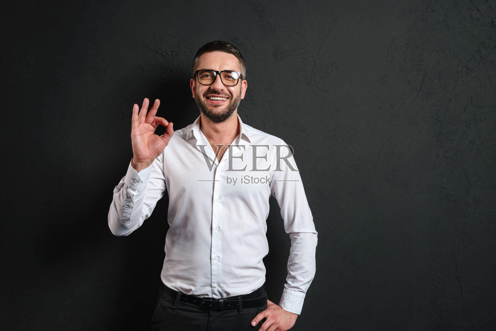 快乐的商人表现出良好的姿态。照片摄影图片